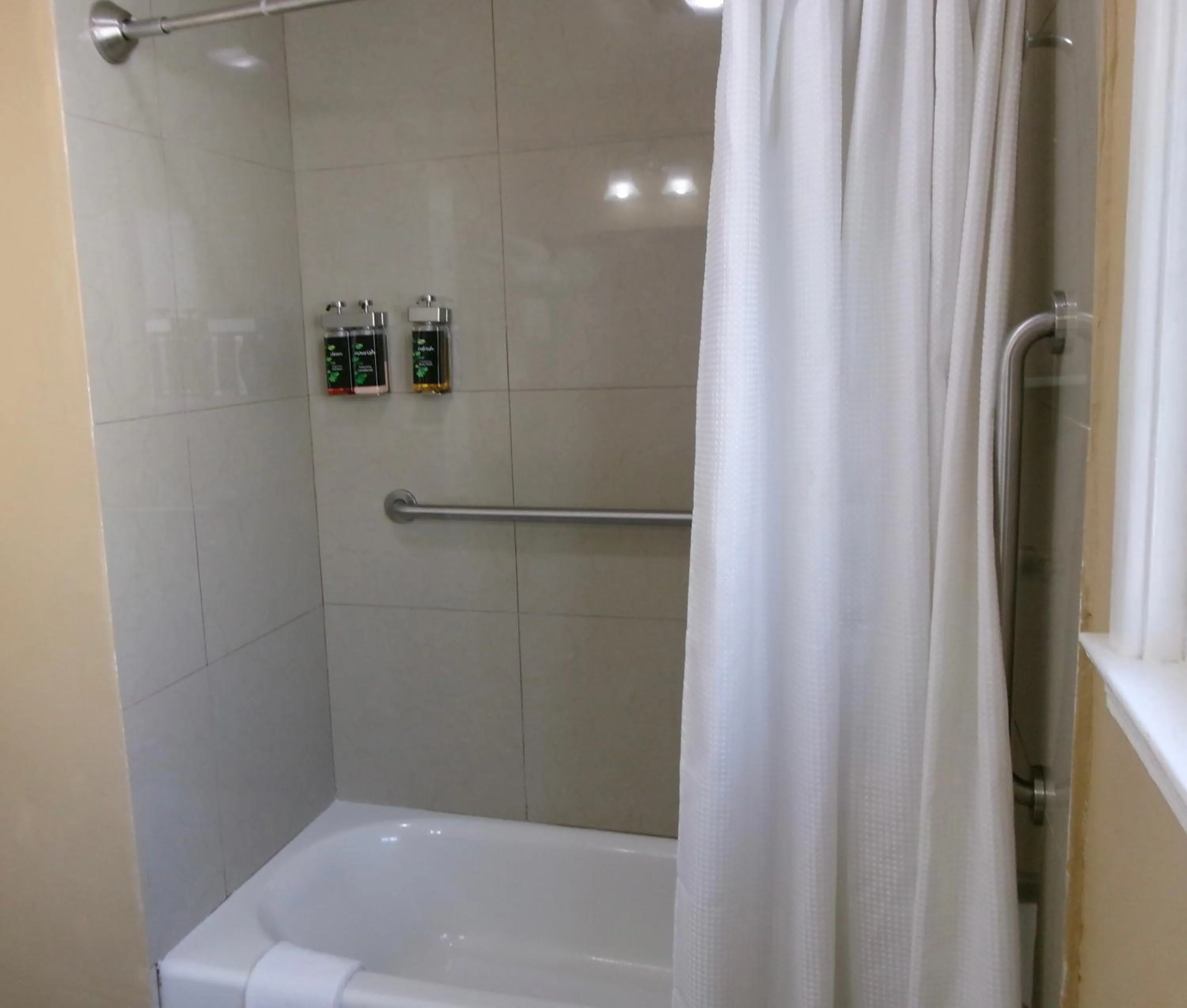 Bath in Carmel Wayfarer Inn