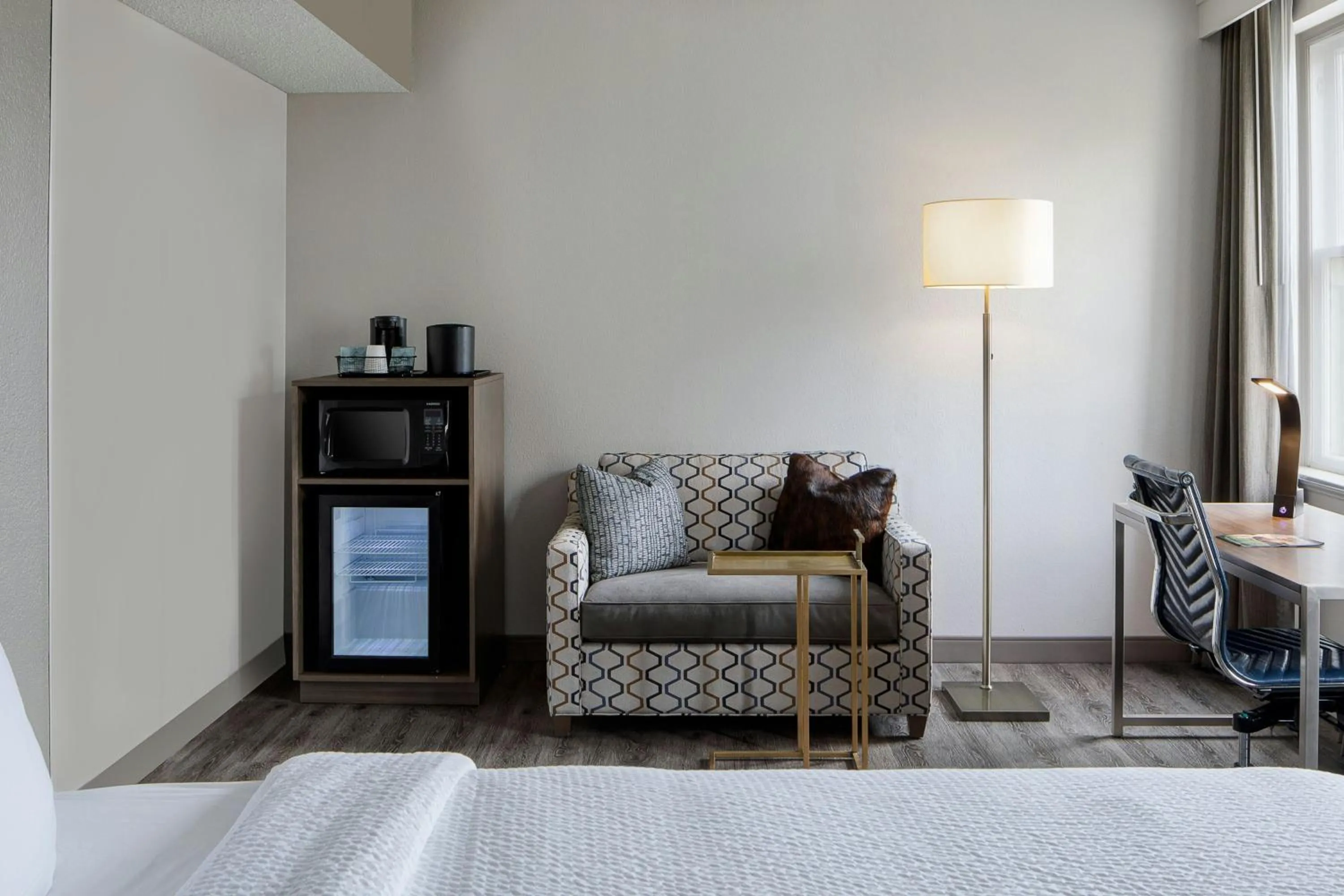 Photo of the whole room, Bed in Courtyard Fort Worth Downtown/Blackstone