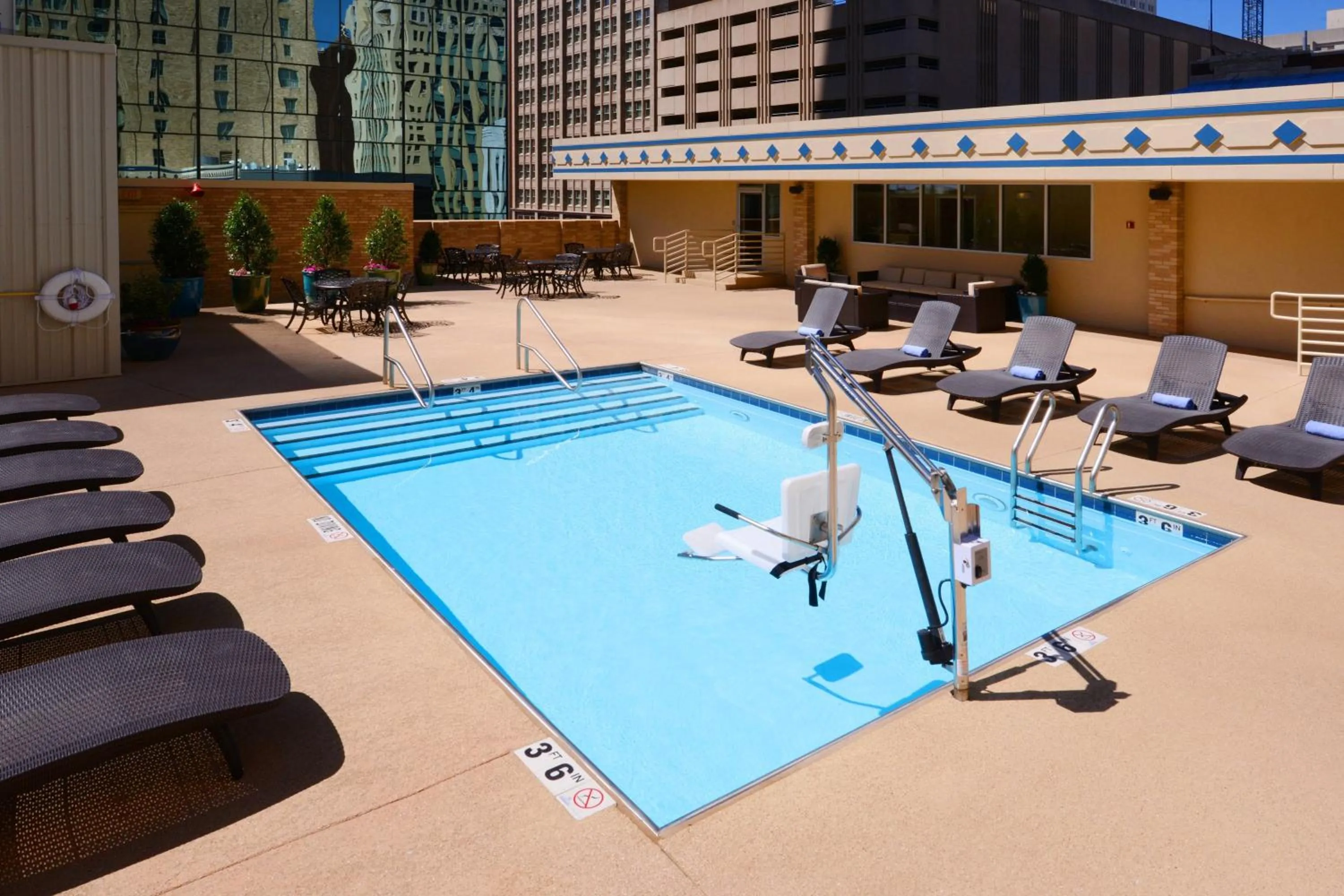 Swimming pool in Courtyard Fort Worth Downtown/Blackstone
