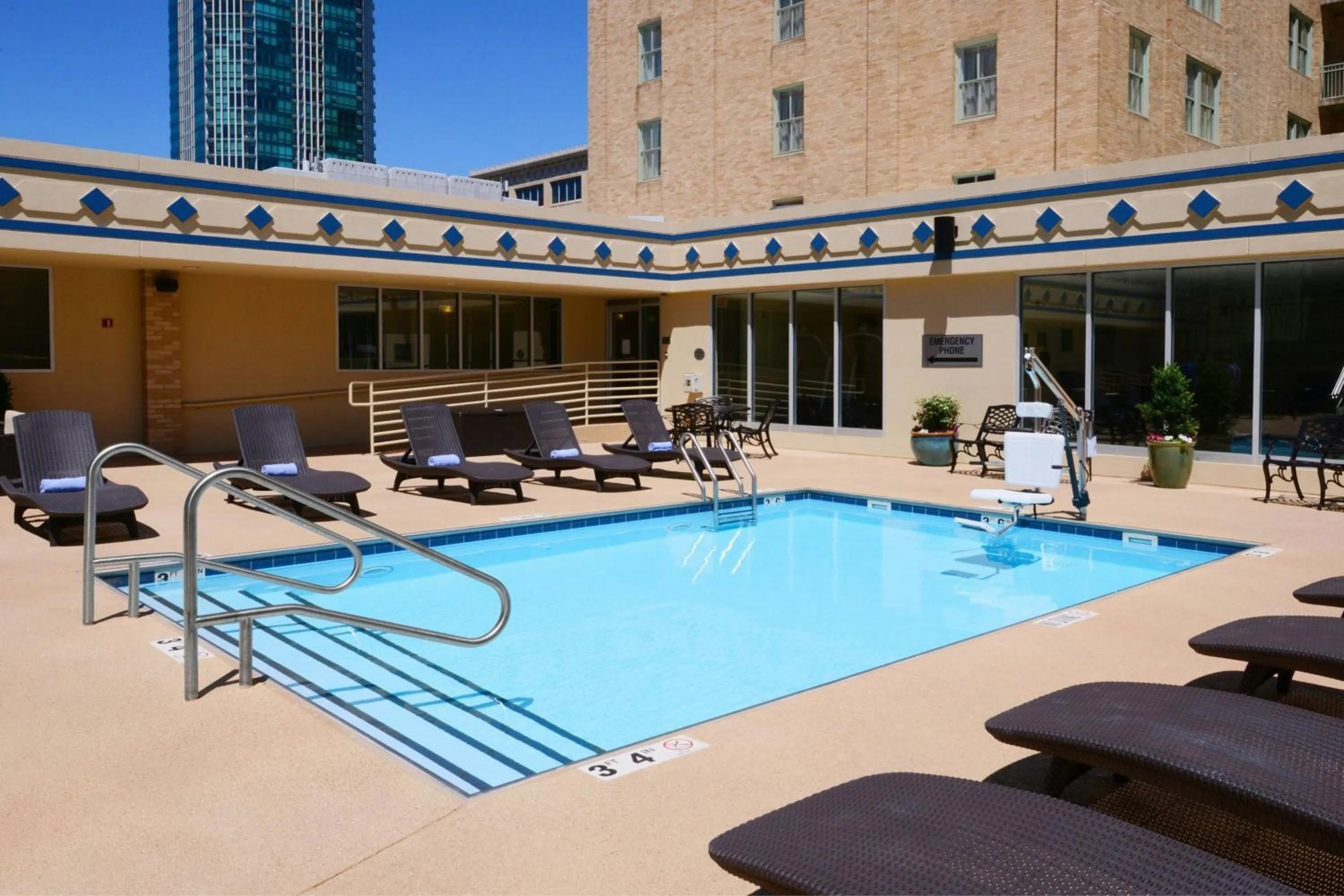 Swimming pool in Courtyard Fort Worth Downtown/Blackstone