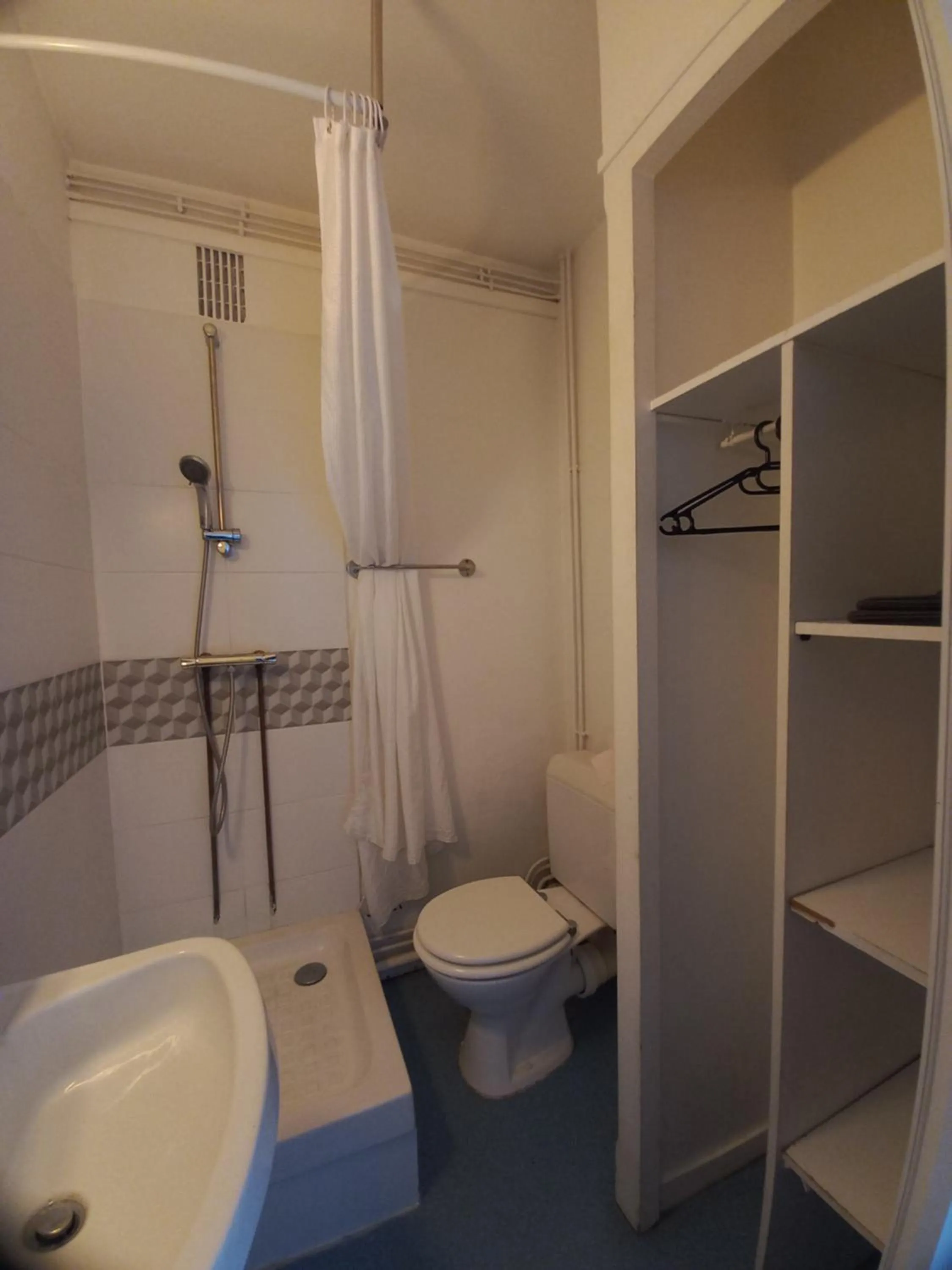 Shower in Hôtel Labat