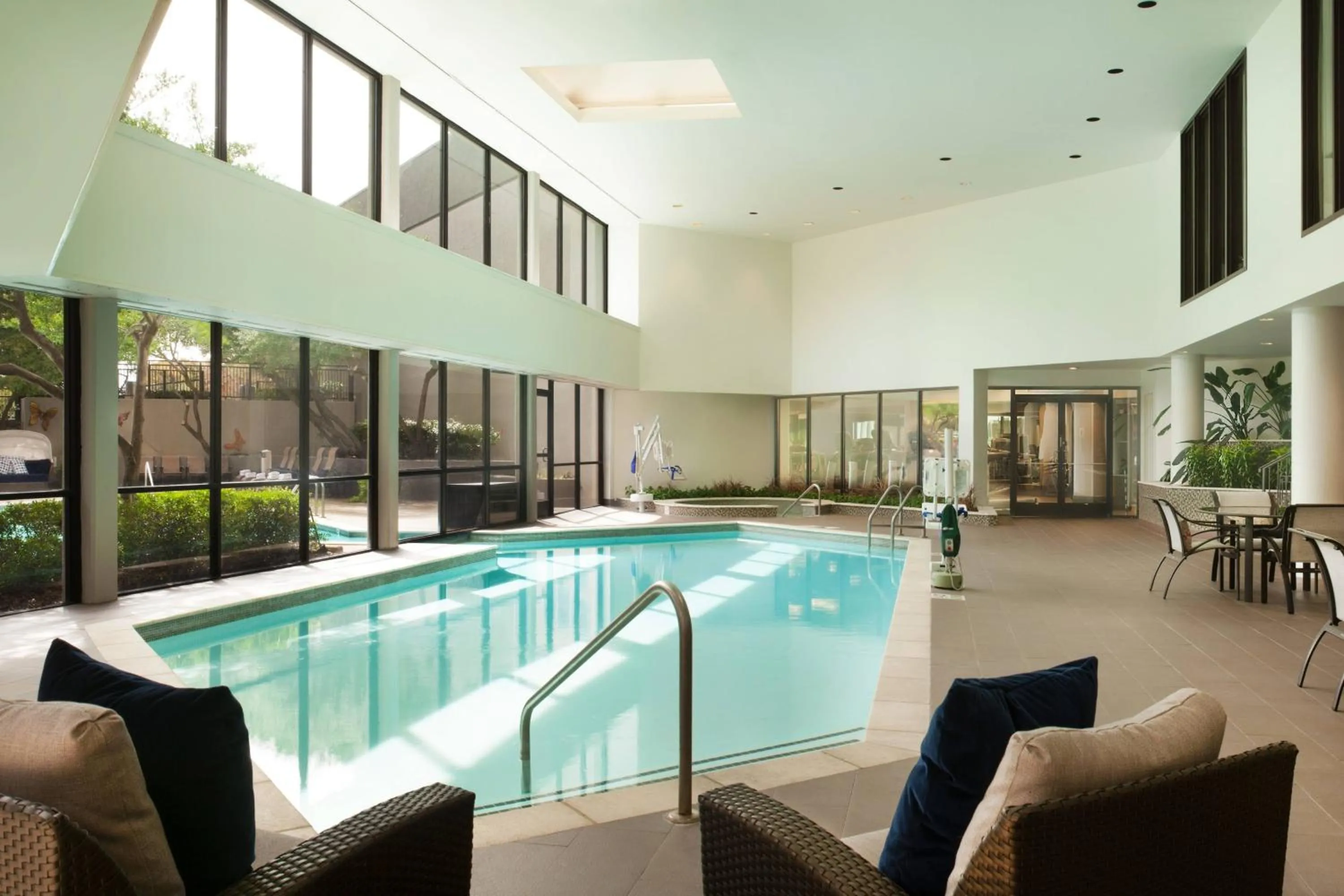 Swimming pool in Dallas/Fort Worth Airport Marriott