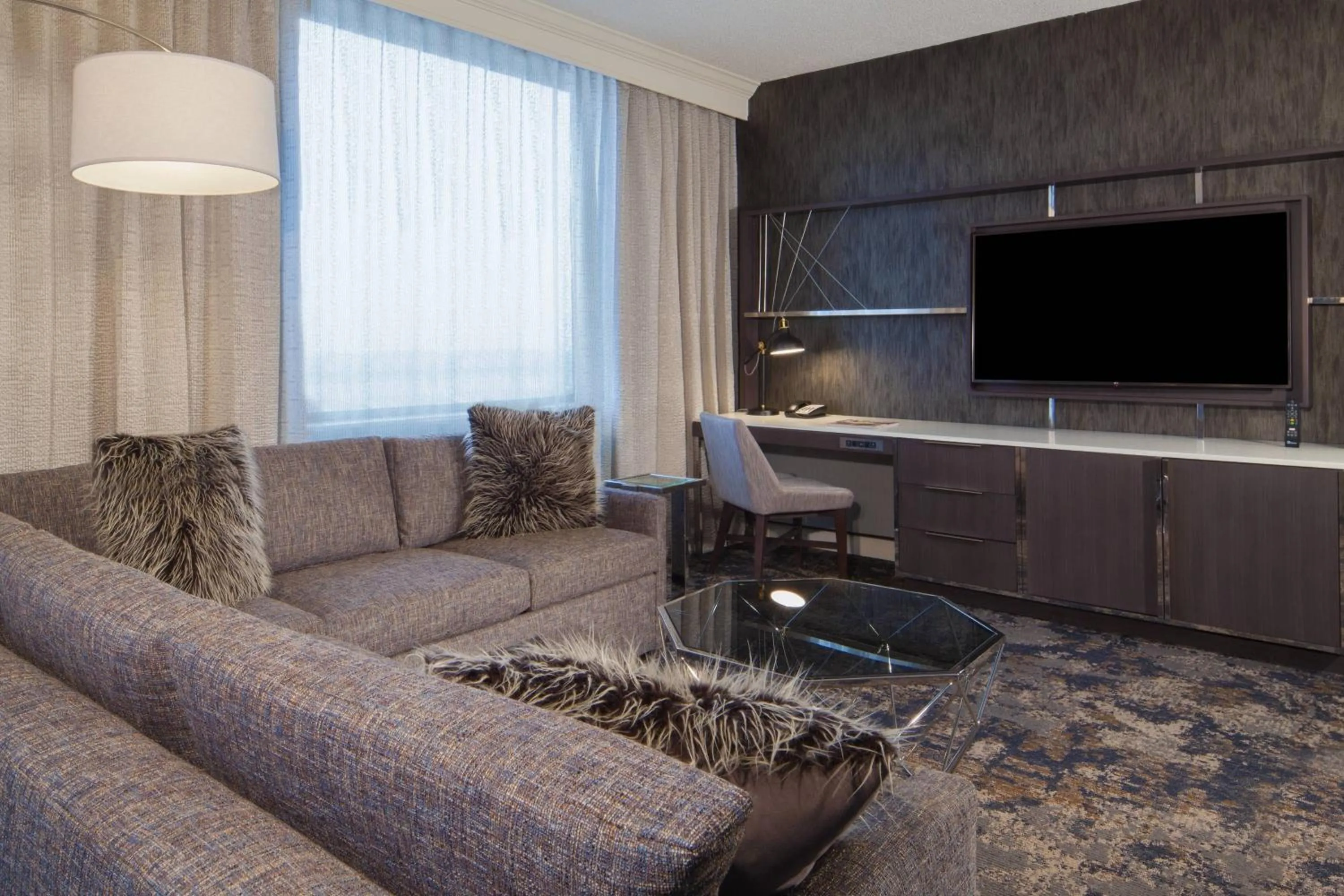 Living room in Dallas/Fort Worth Airport Marriott