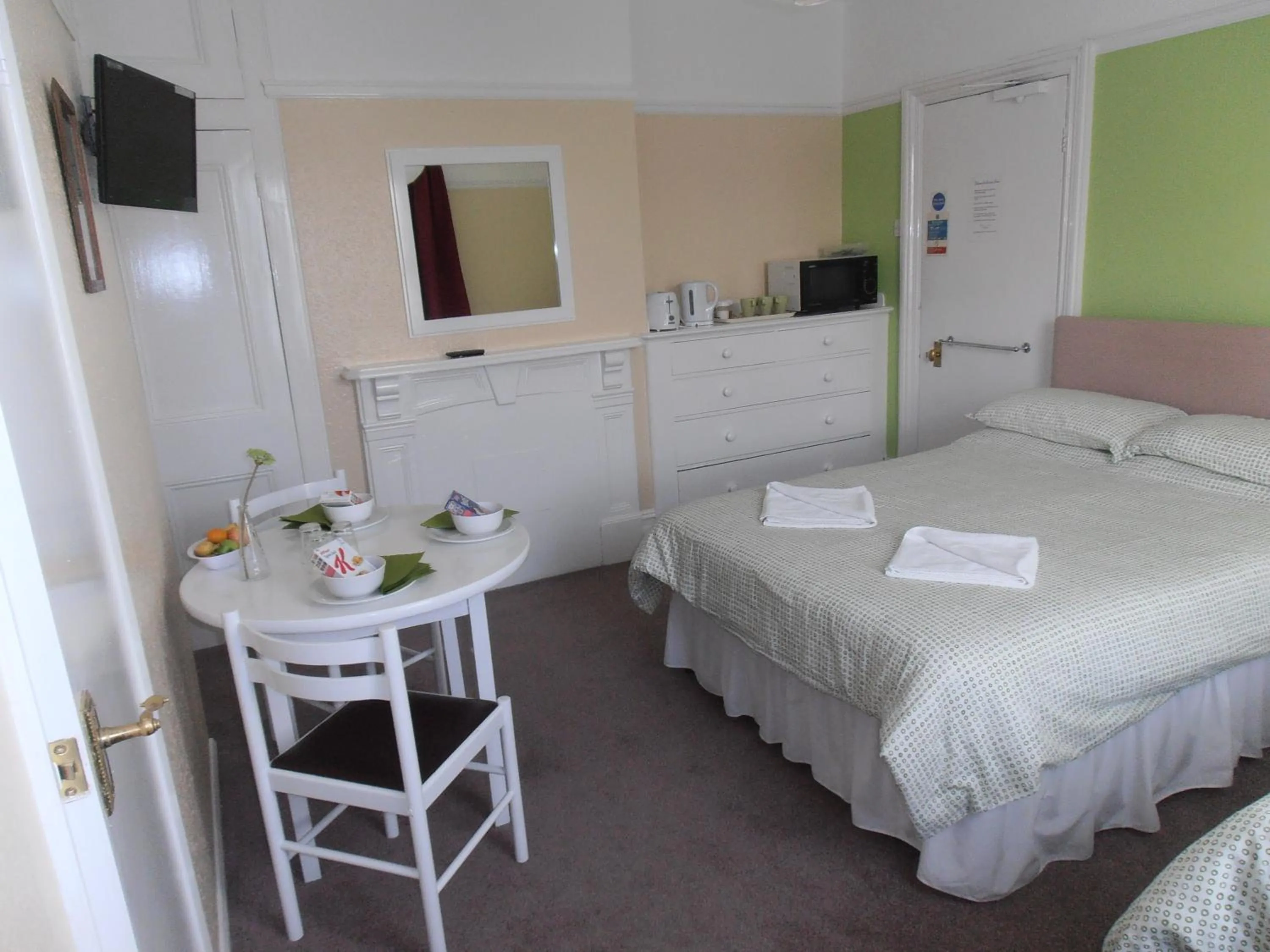 Photo of the whole room, Bed in Brunton House Guest House