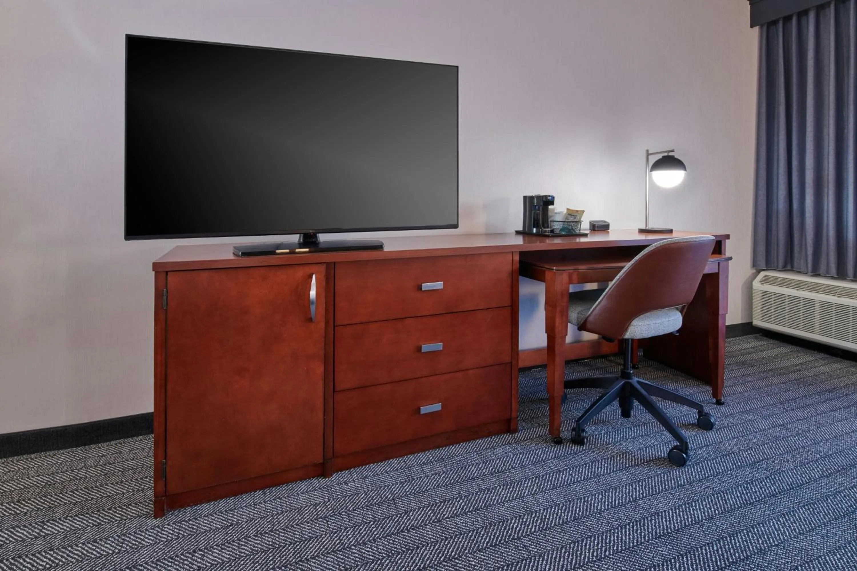 Photo of the whole room in Courtyard Detroit Metro Airport Romulus