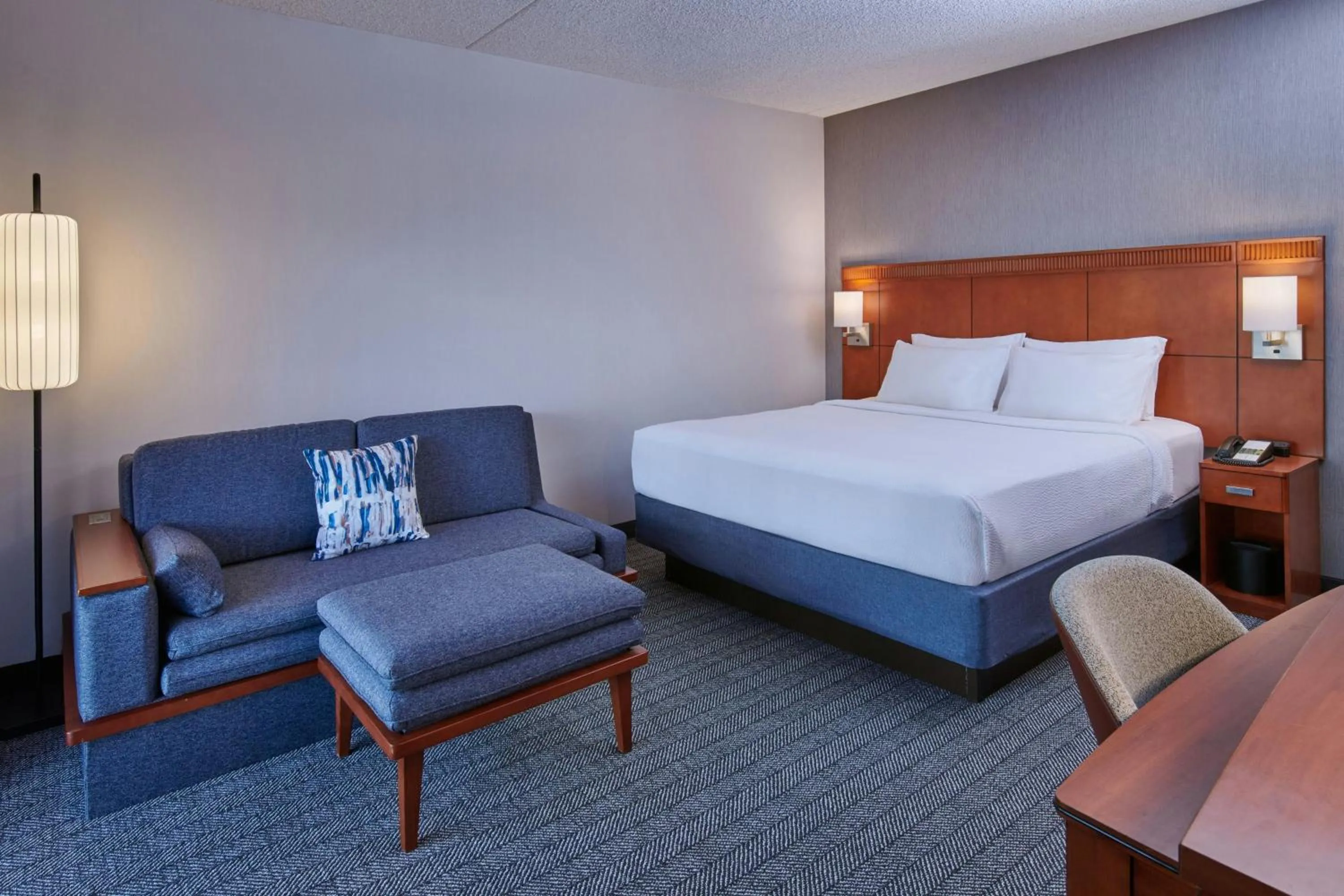 Photo of the whole room, Bed in Courtyard Detroit Metro Airport Romulus