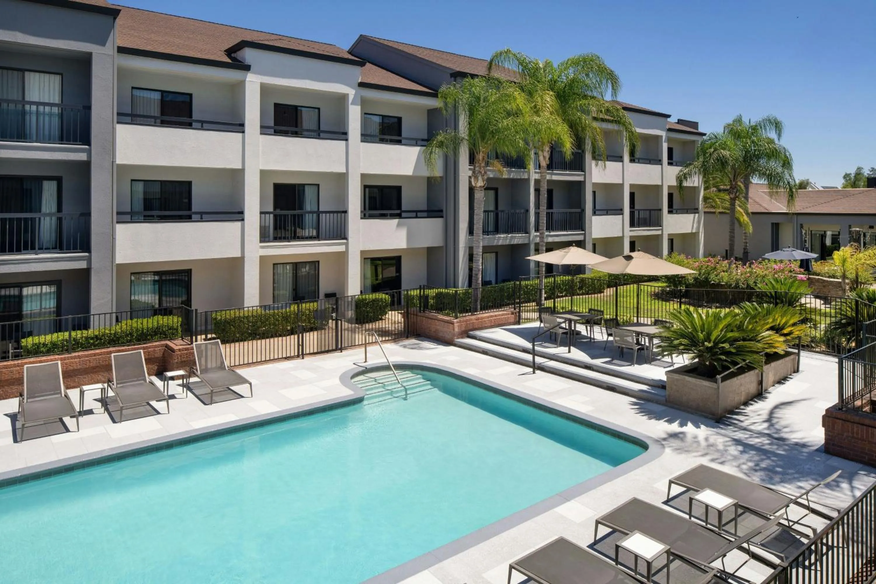 Swimming pool in Courtyard by Marriott Fresno