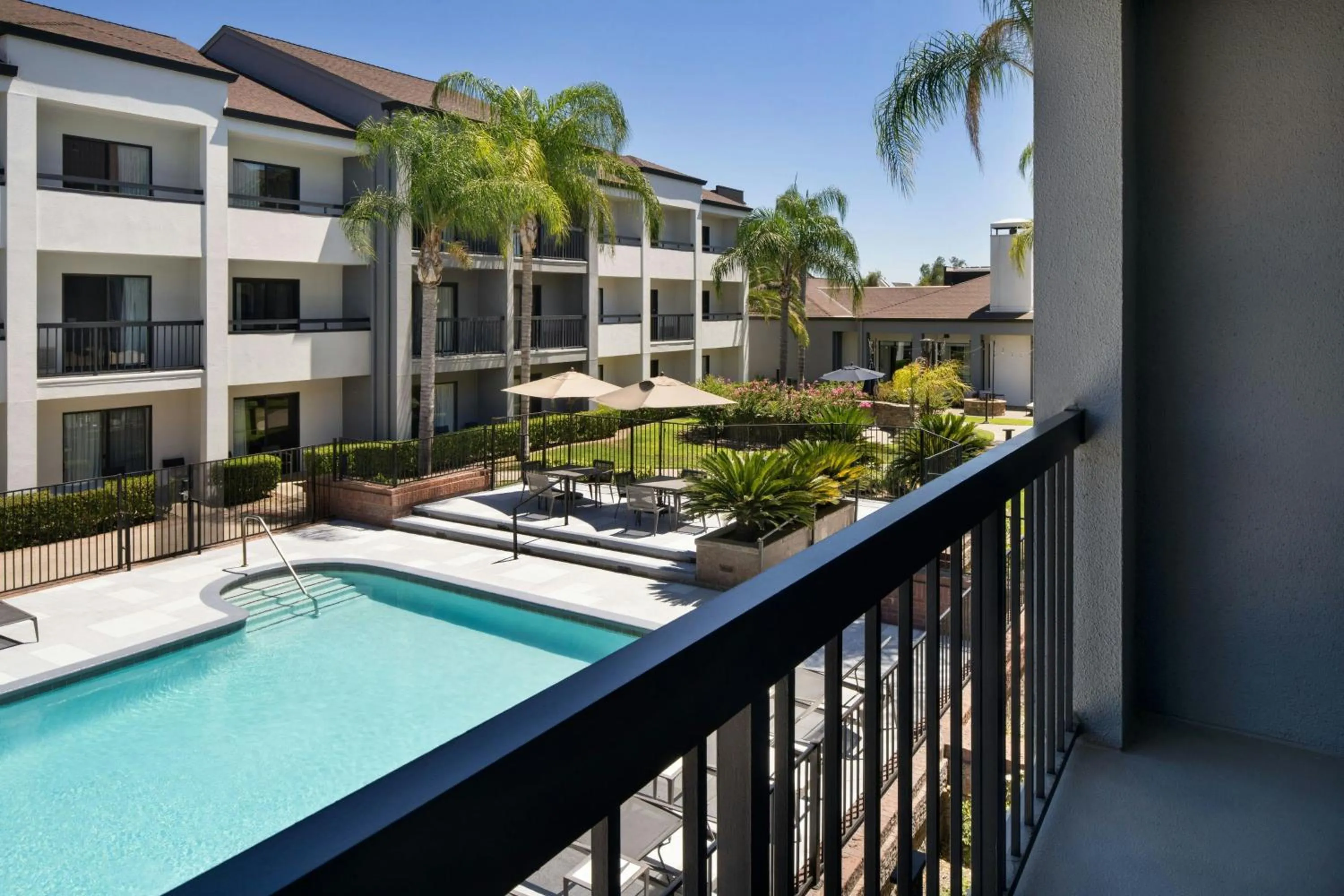 Swimming pool in Courtyard by Marriott Fresno