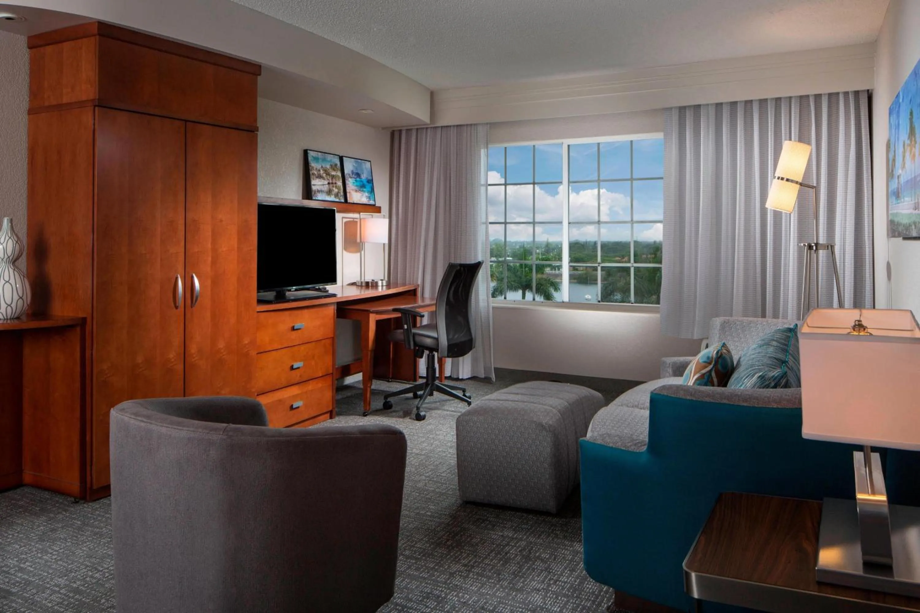 Living room in Courtyard by Marriott Fort Lauderdale Airport & Cruise Port