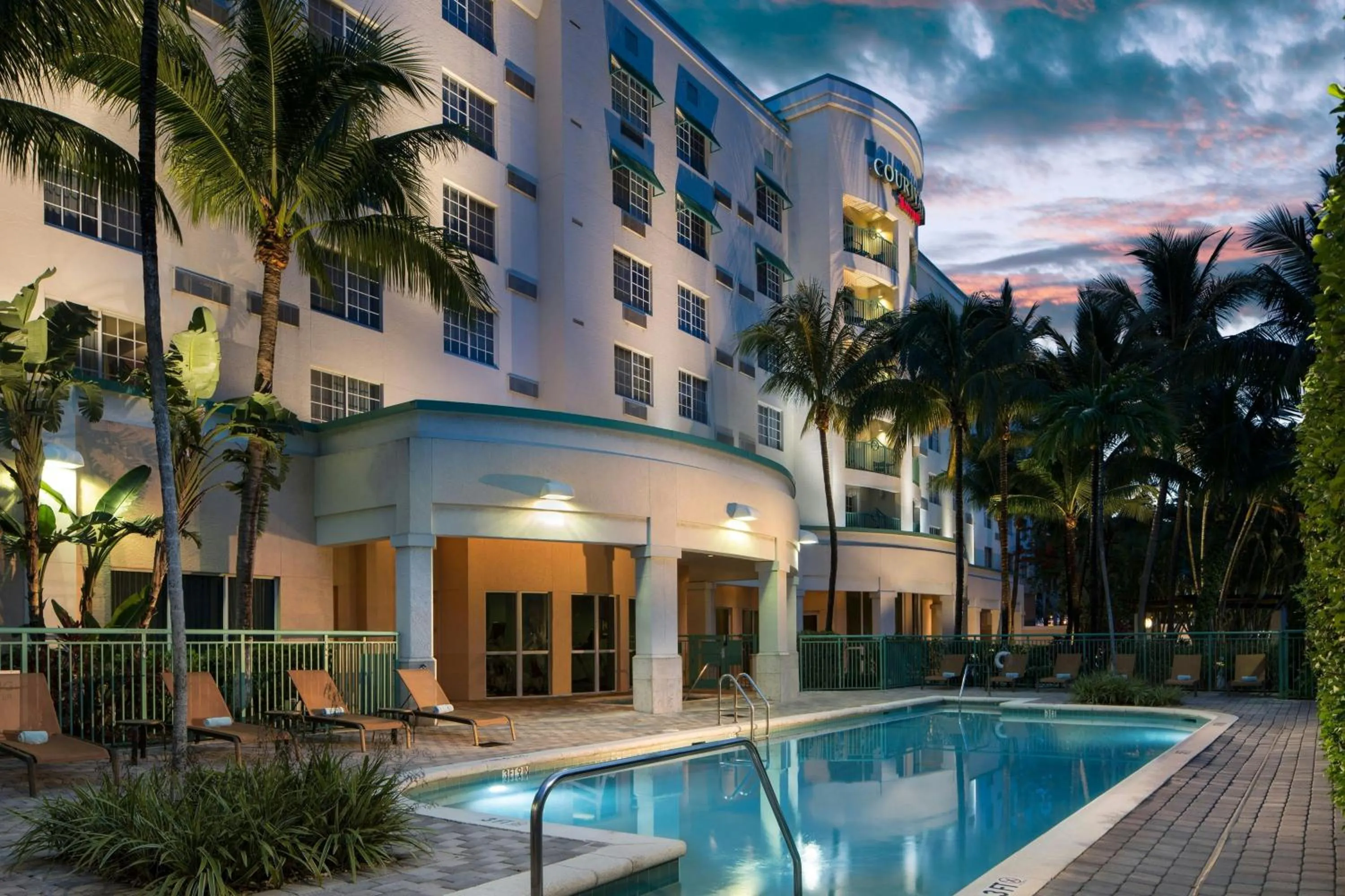 Swimming pool in Courtyard by Marriott Fort Lauderdale Airport & Cruise Port