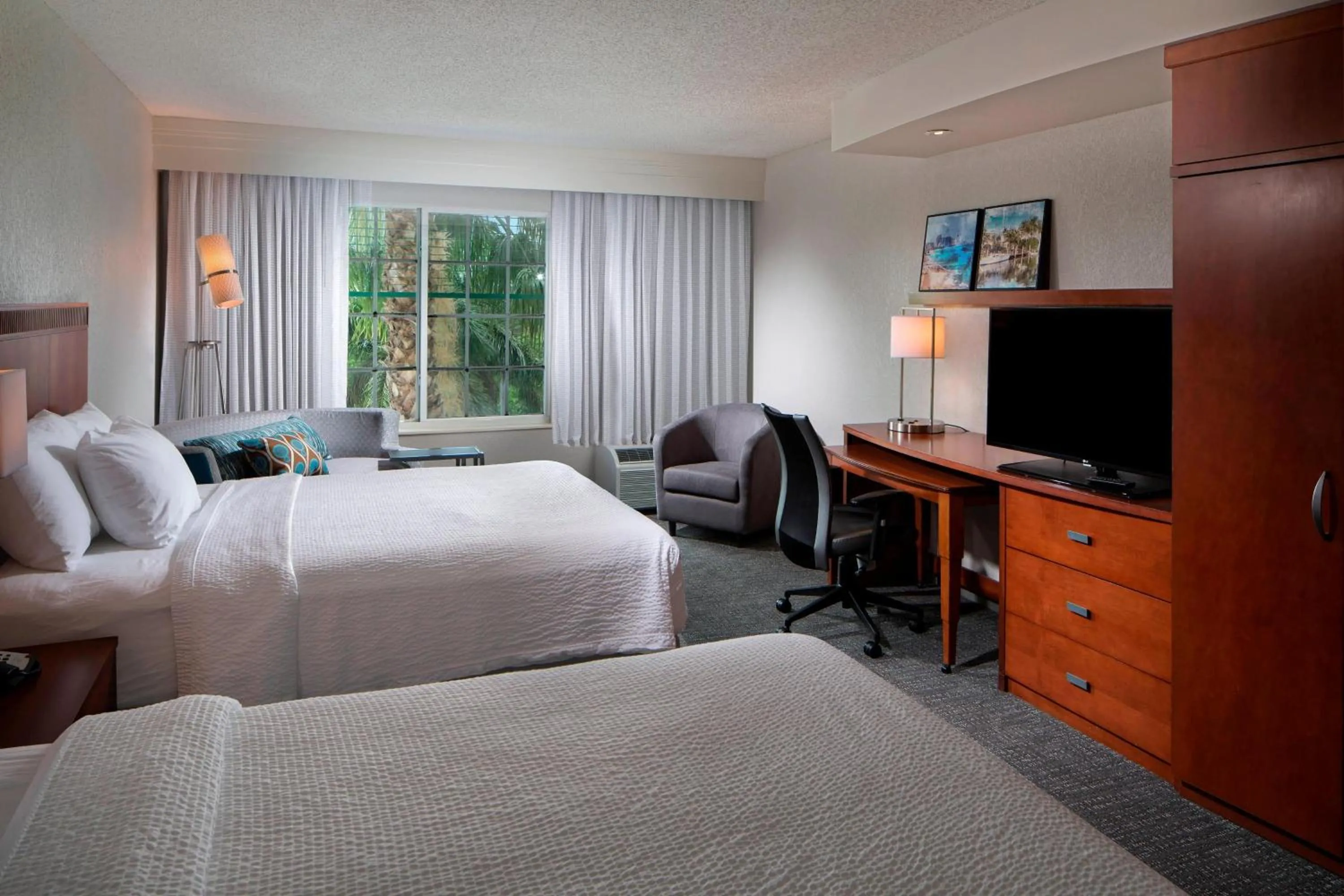 Photo of the whole room, Bed in Courtyard by Marriott Fort Lauderdale Airport & Cruise Port