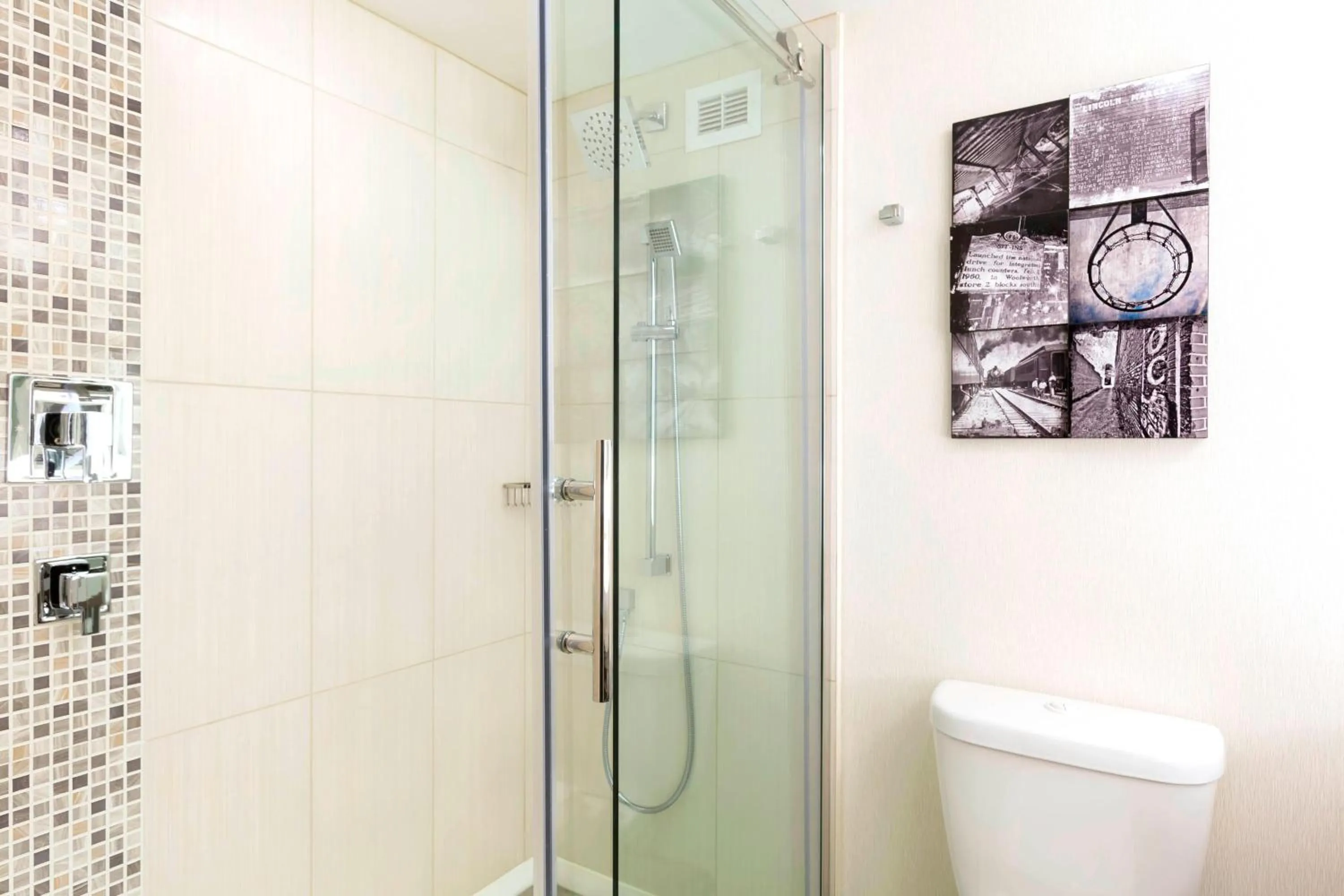 Bathroom in Greensboro-High Point Marriott Airport