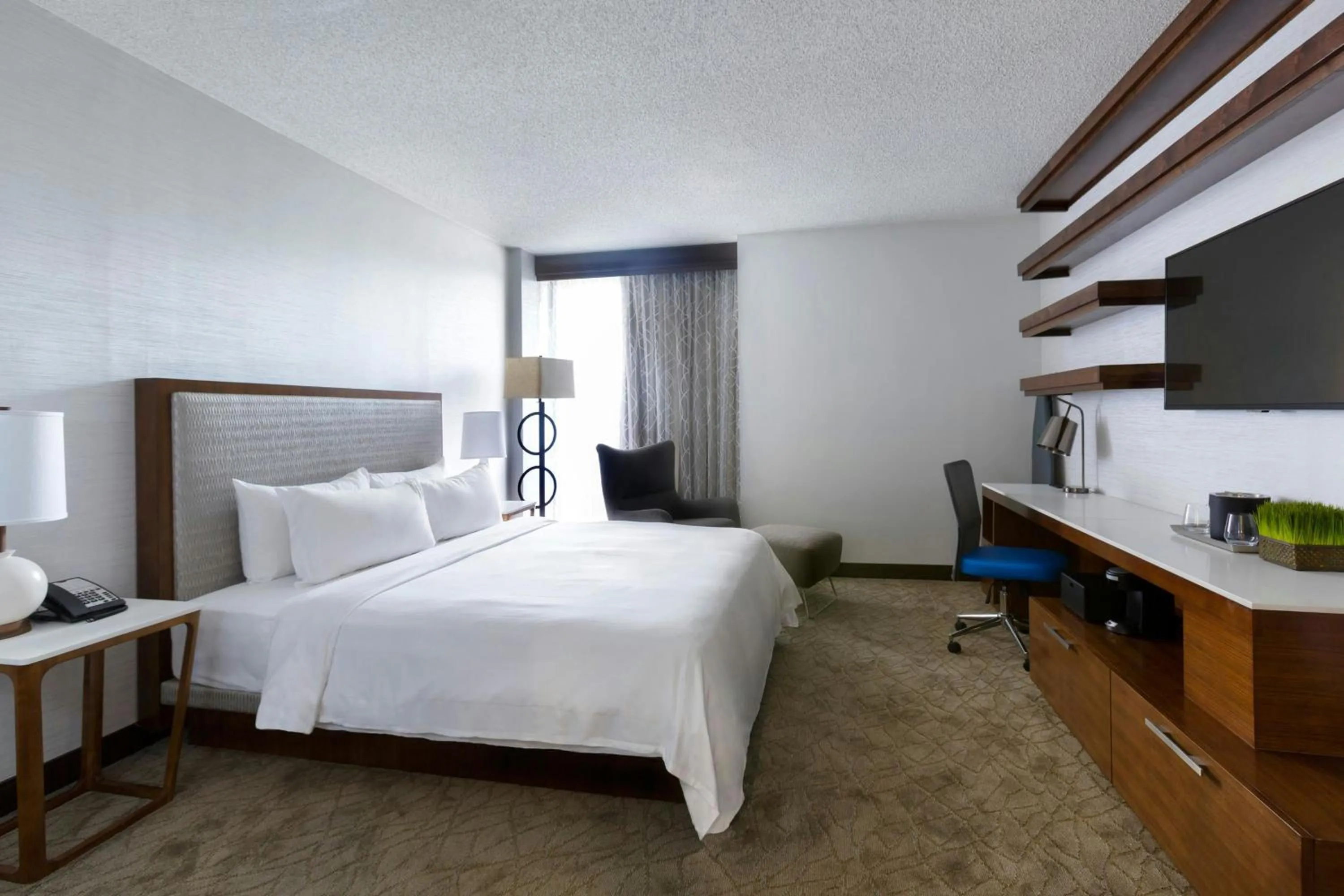 Bathroom, Bed in Greensboro-High Point Marriott Airport