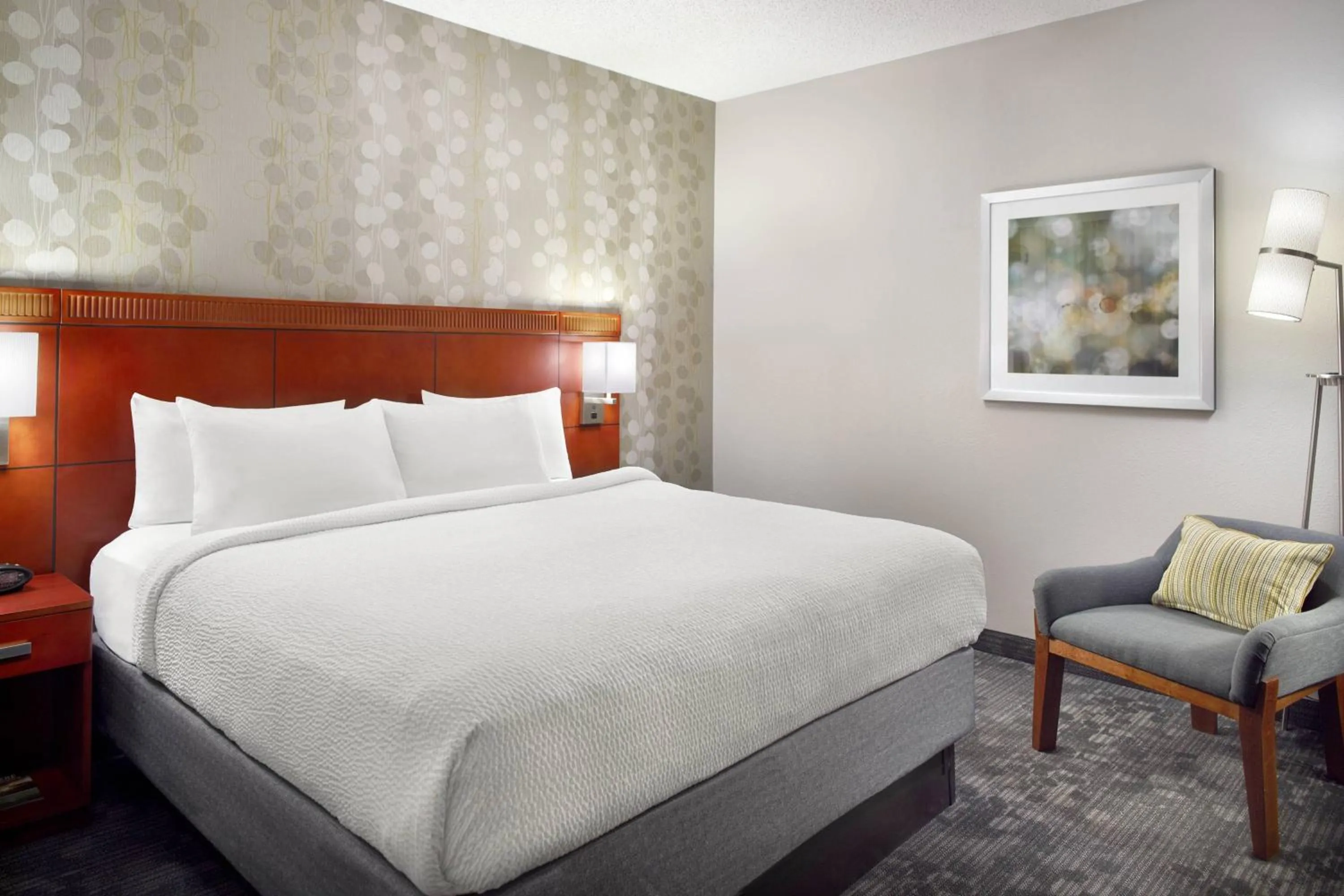 Bedroom, Bed in Courtyard Greenville Haywood Mall