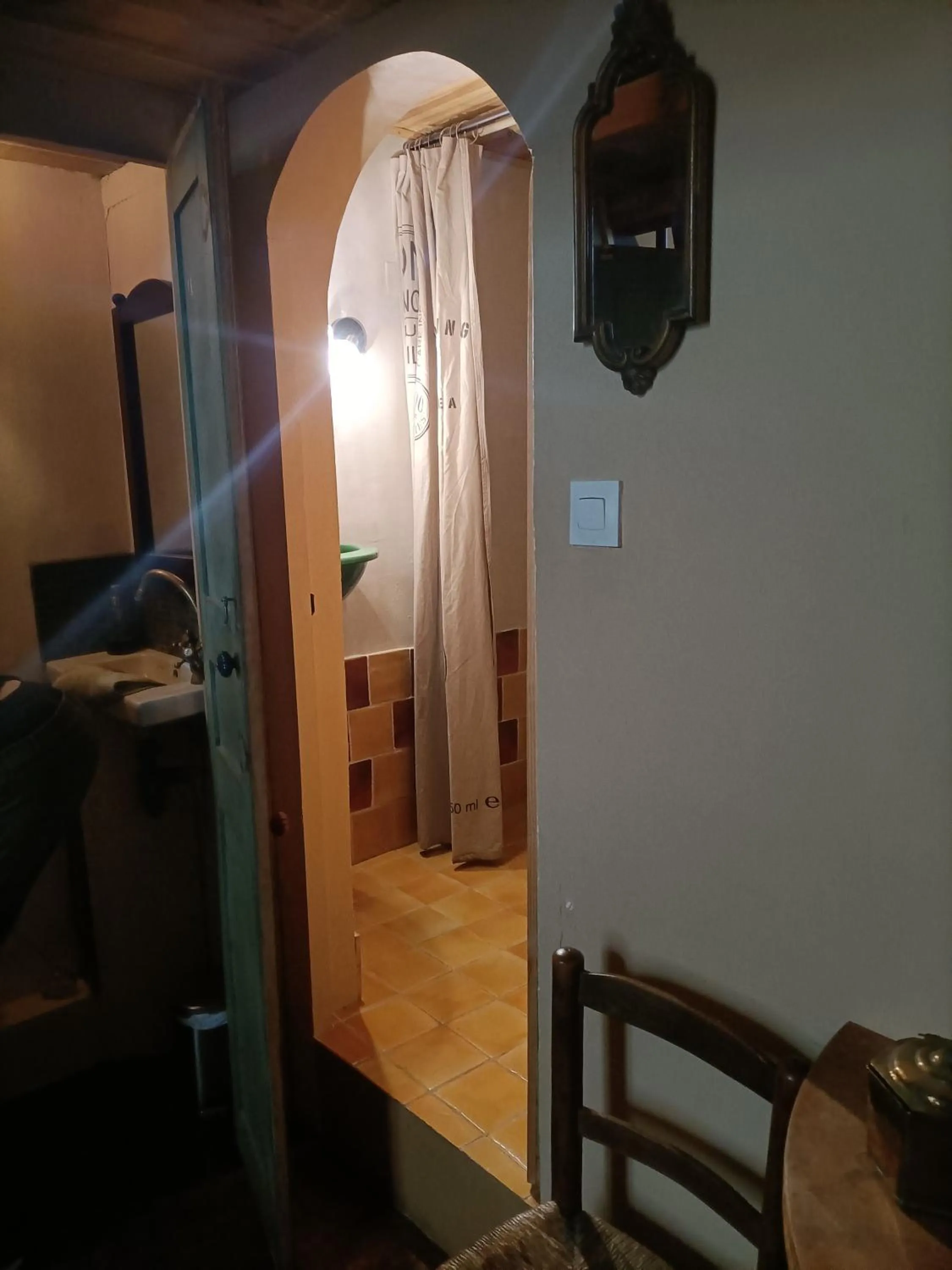 Bathroom, Bed in À l'étape des randonneurs