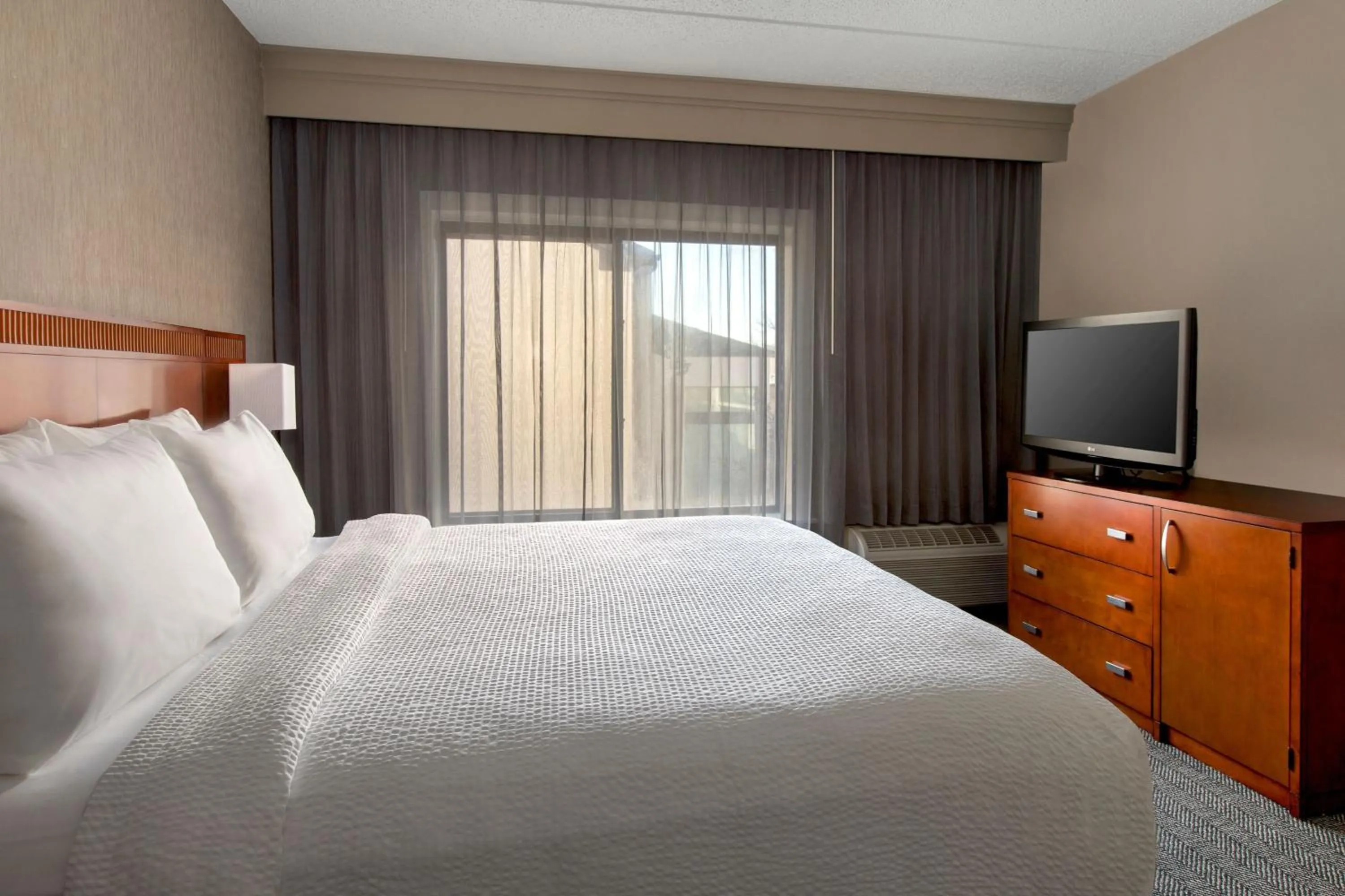 Bedroom, Bed in Courtyard by Marriott Tarrytown Westchester County
