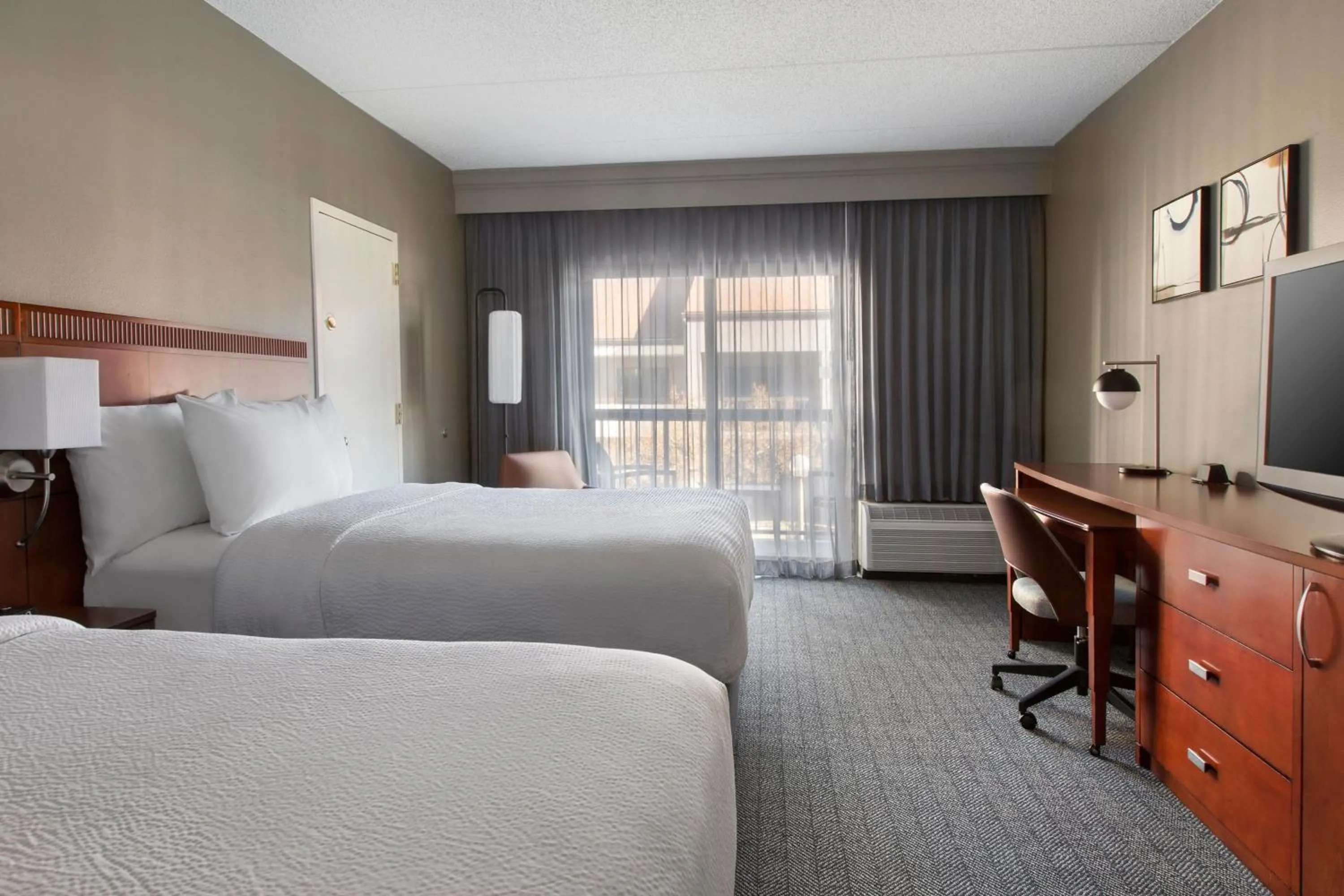 Photo of the whole room, Bed in Courtyard by Marriott Tarrytown Westchester County