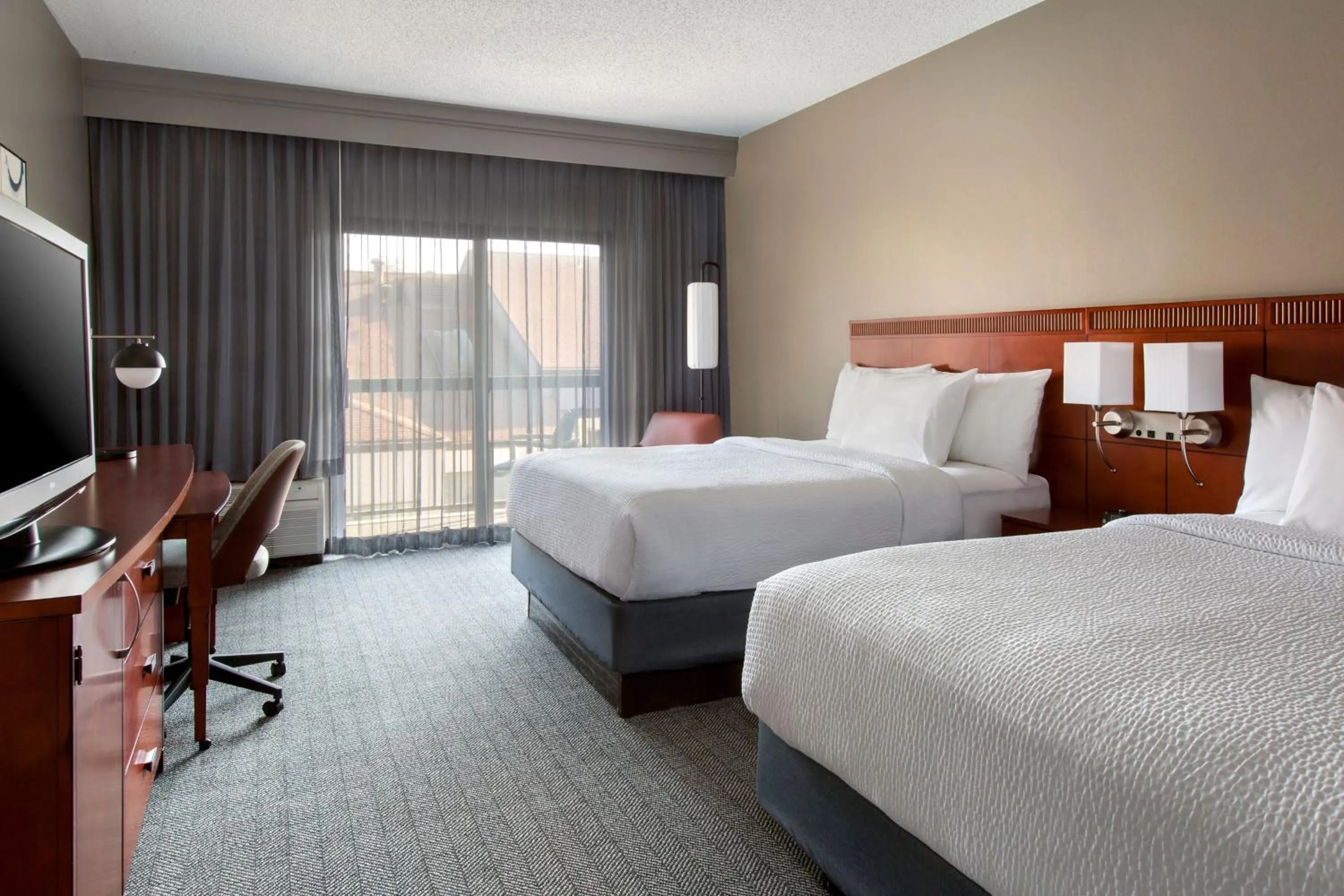 Photo of the whole room, Bed in Courtyard by Marriott Tarrytown Westchester County