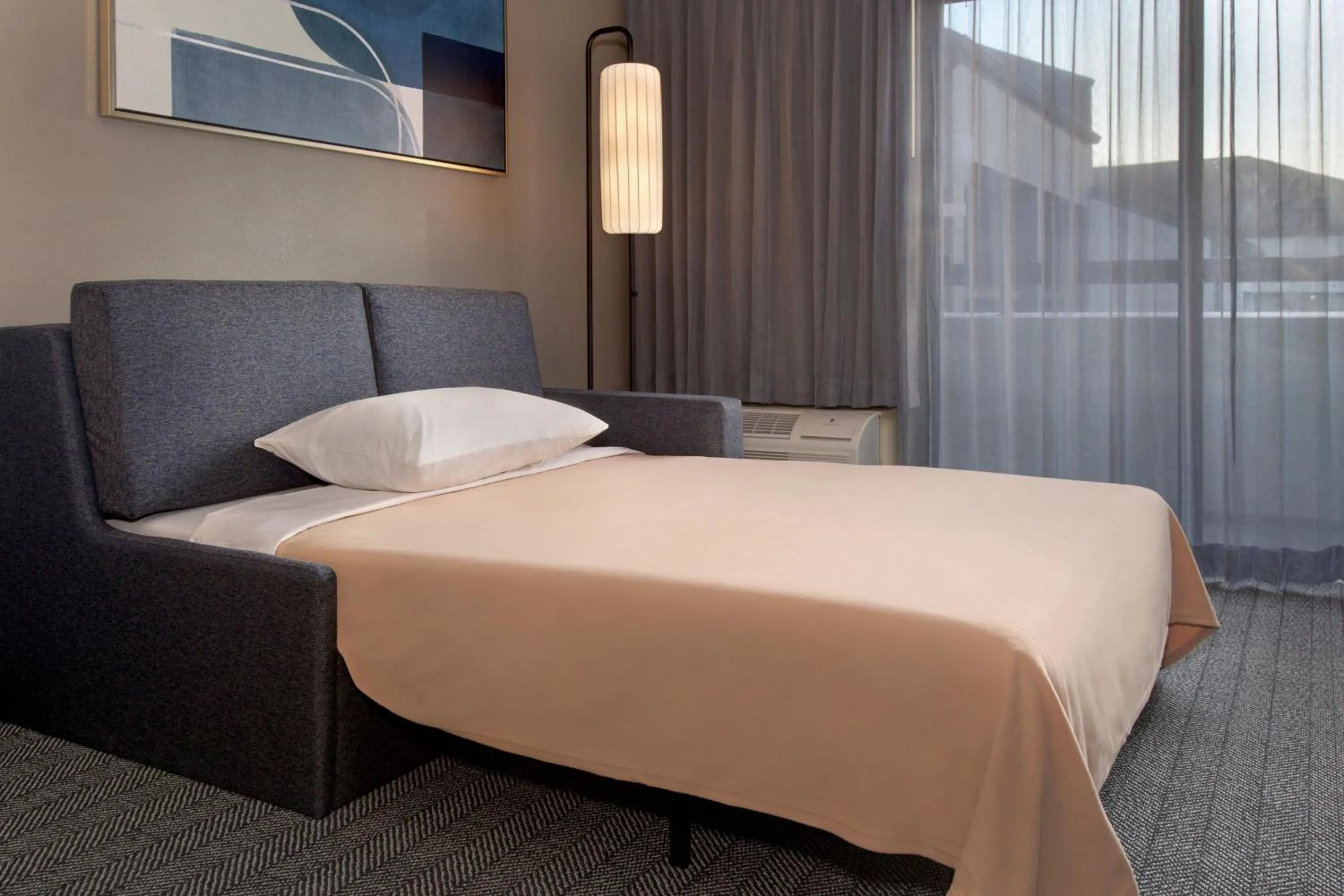 Photo of the whole room, Bed in Courtyard by Marriott Tarrytown Westchester County