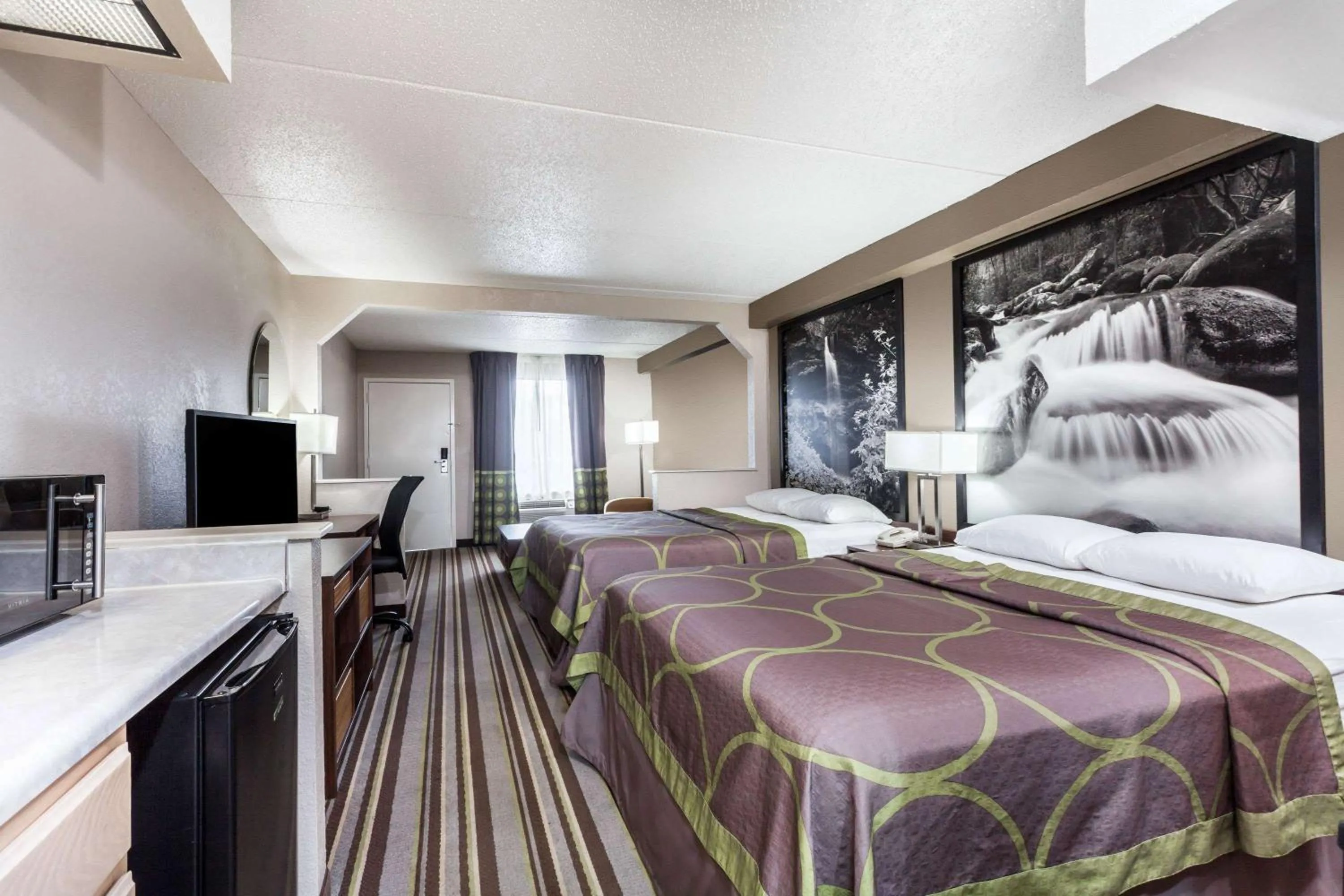 Photo of the whole room, Bed in Super 8 by Wyndham Pigeon Forge-Emert St