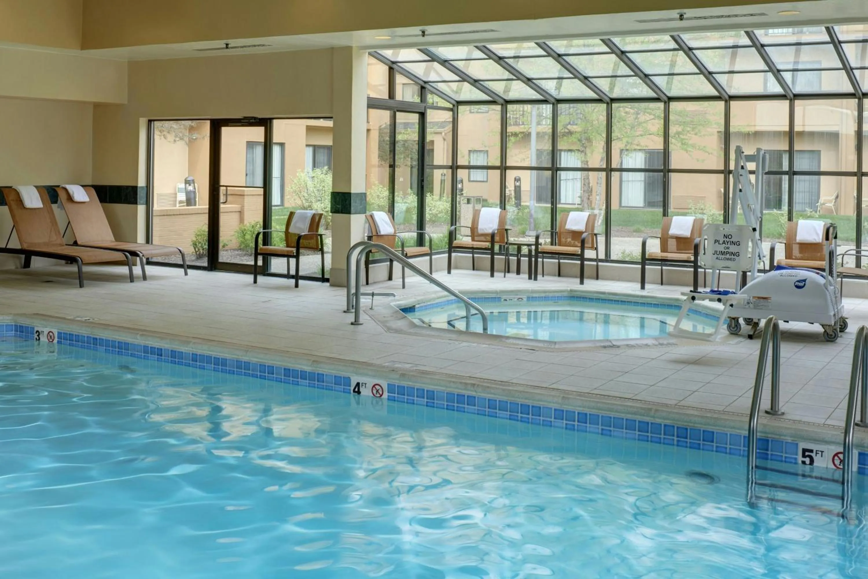 Swimming pool in Courtyard by Marriott Indianapolis Airport