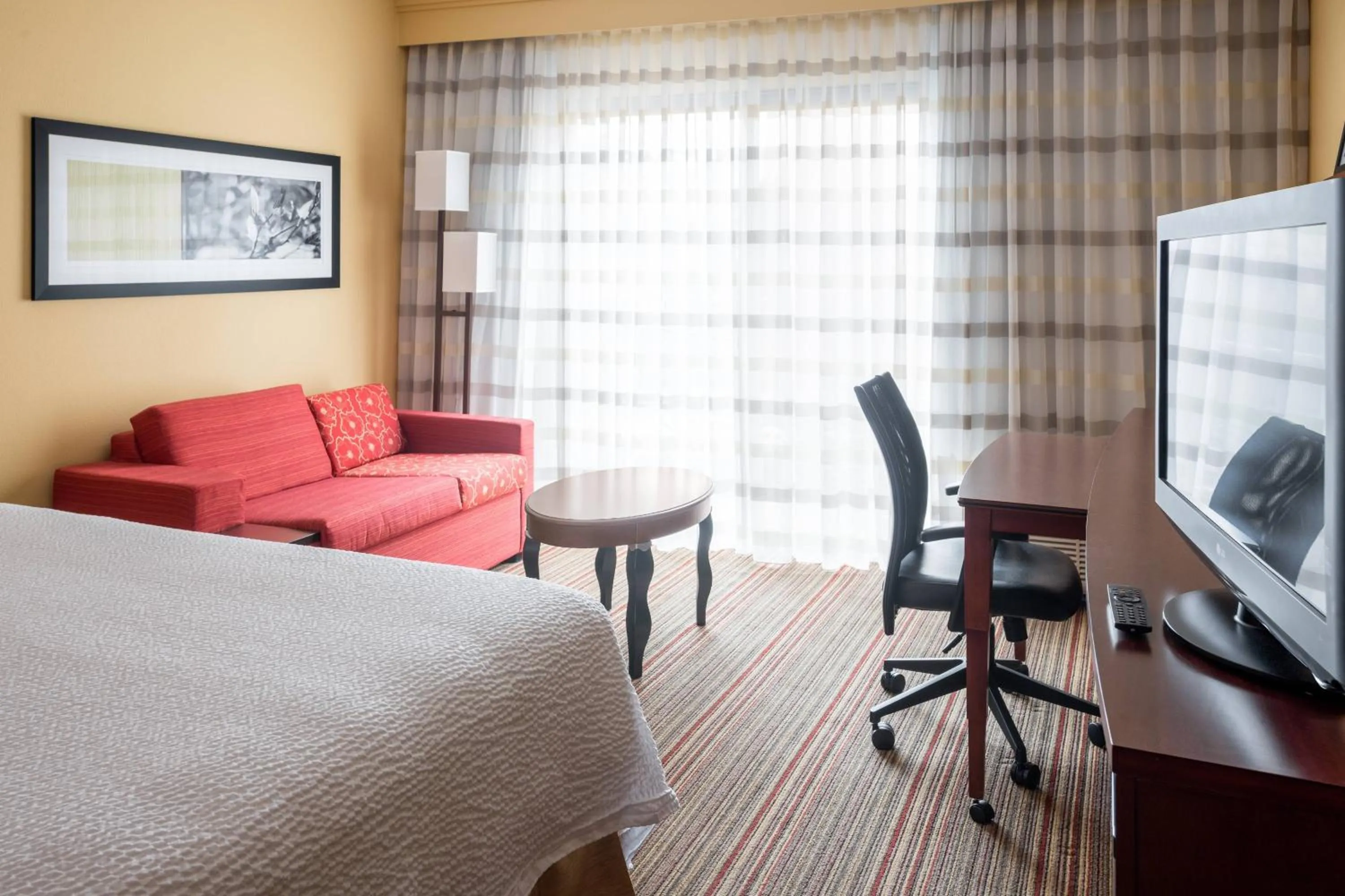 Photo of the whole room, Bed in Courtyard by Marriott Indianapolis Airport