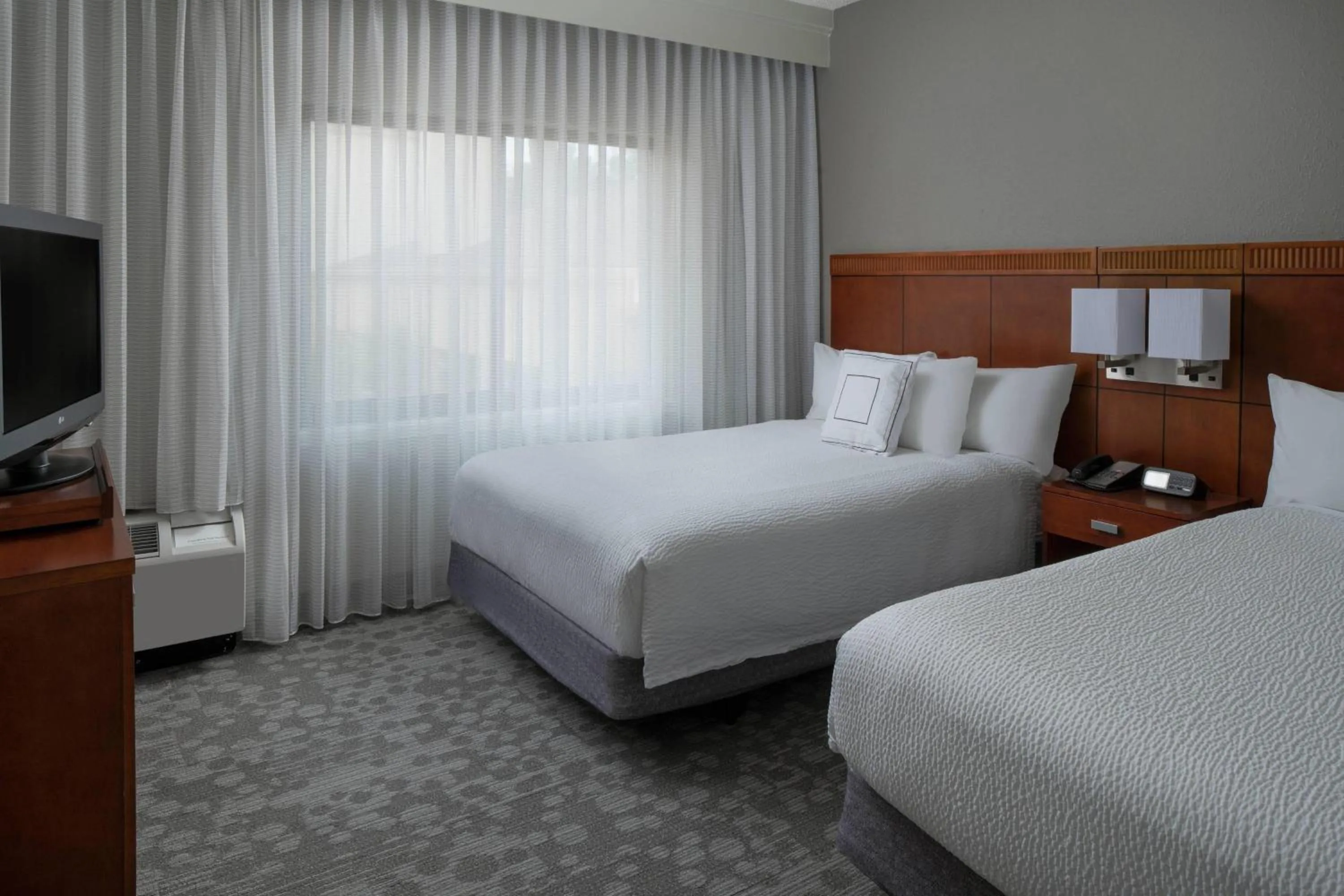 Bedroom, Bed in Courtyard by Marriott Jacksonville at the Mayo Clinic Campus/Beaches