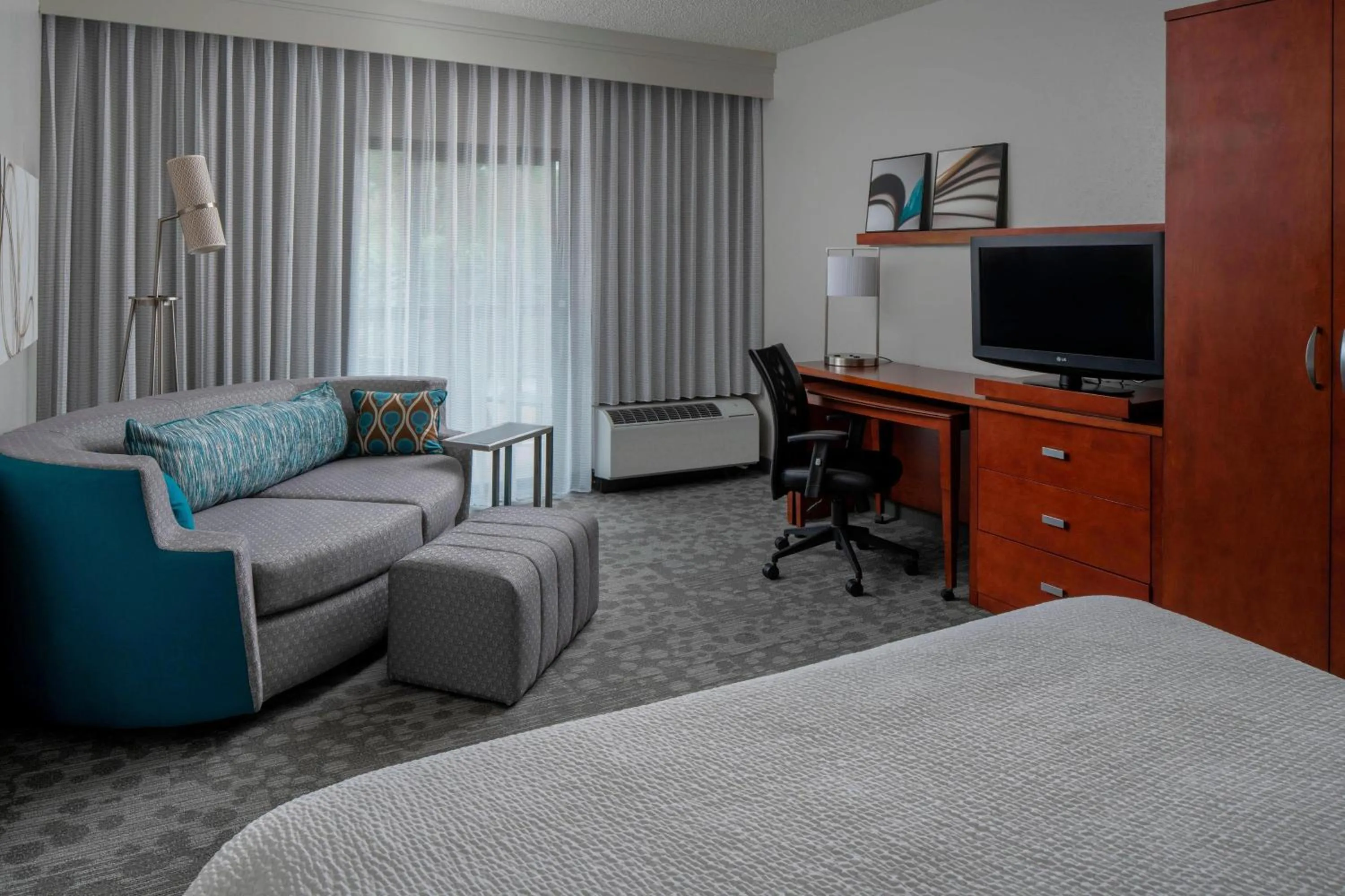 Photo of the whole room, Bed in Courtyard by Marriott Jacksonville at the Mayo Clinic Campus/Beaches