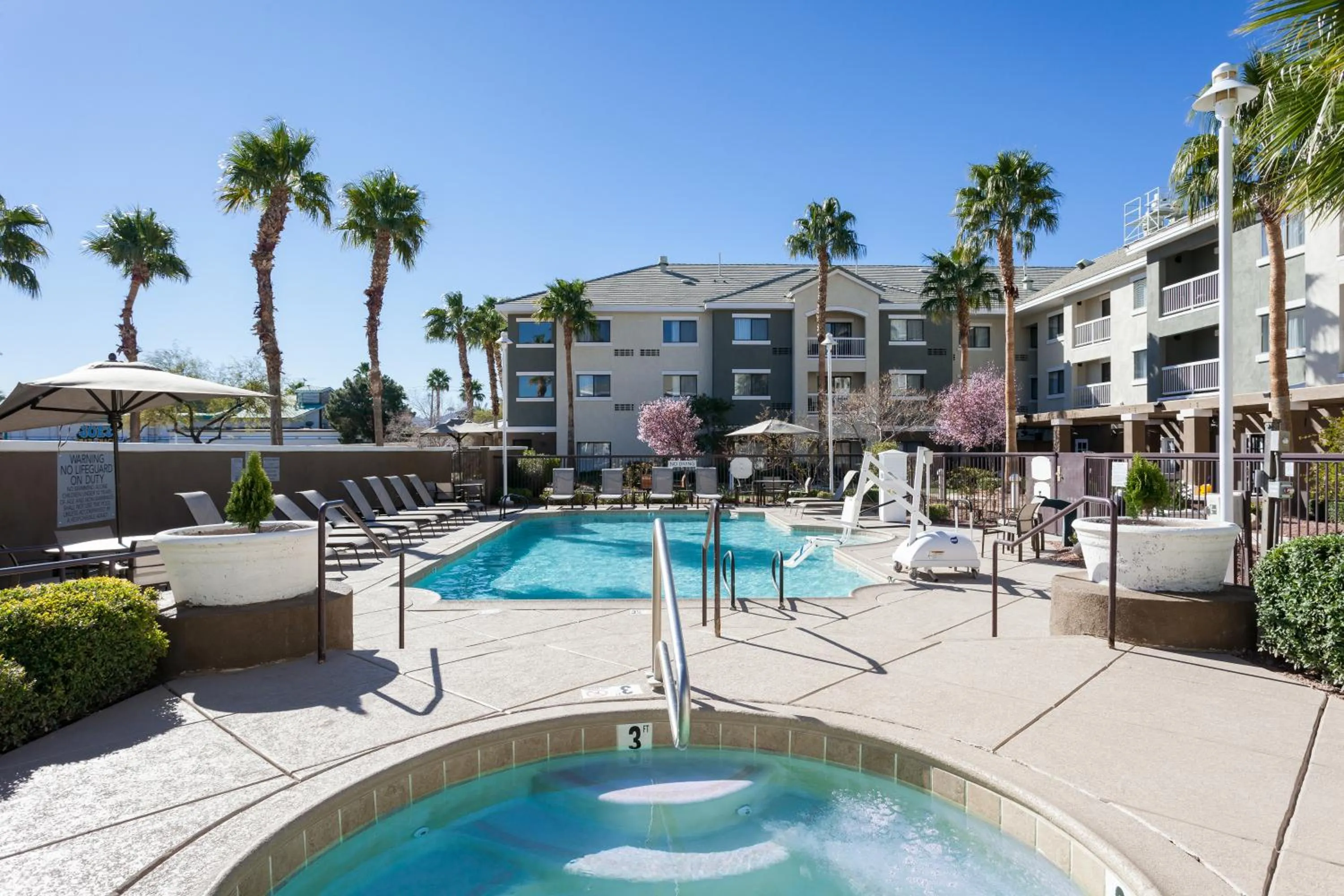 Swimming pool in Courtyard by Marriott Henderson - Green Valley - Las Vegas