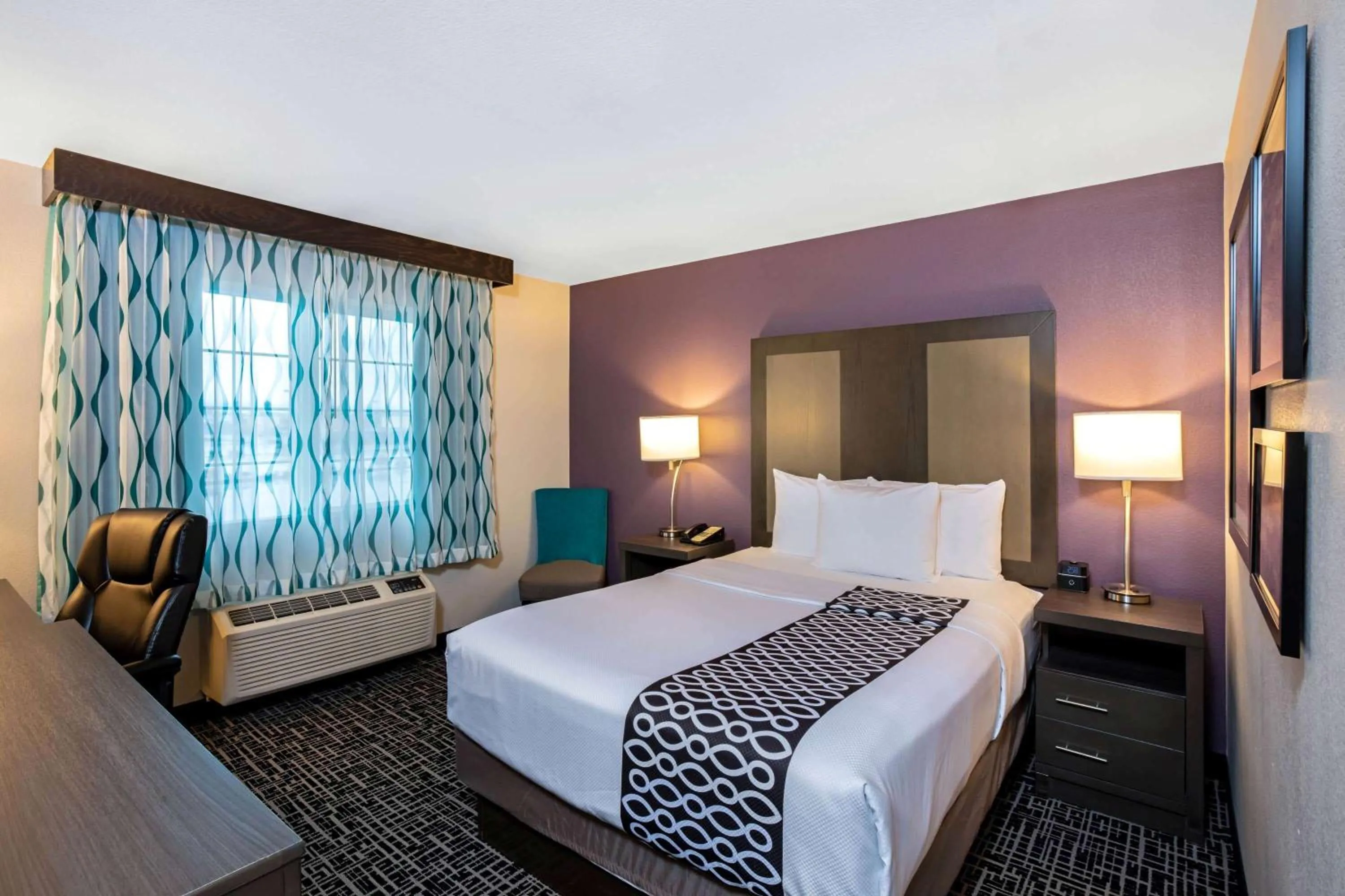 Photo of the whole room, Bed in La Quinta Inn & Suites by Wyndham Las Vegas Nellis