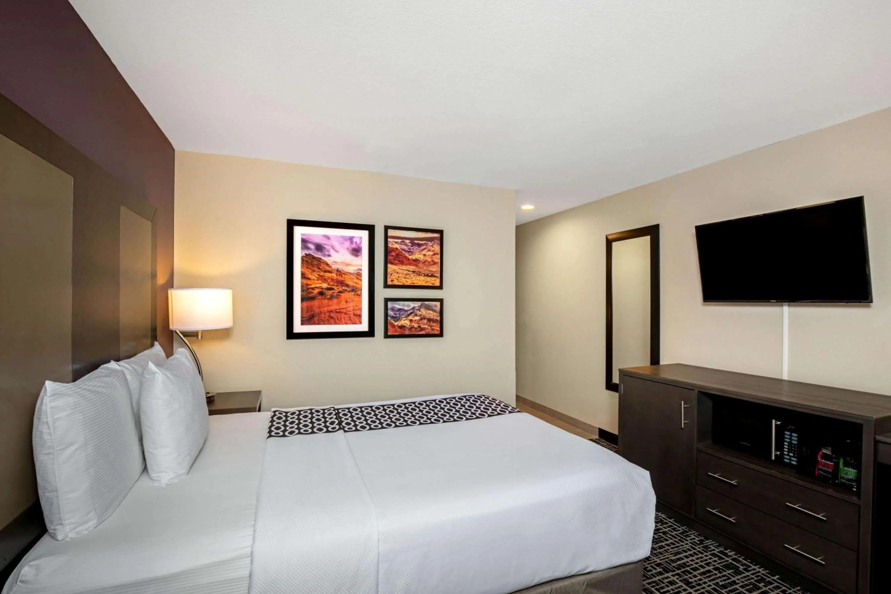 Photo of the whole room, Bed in La Quinta Inn & Suites by Wyndham Las Vegas Nellis