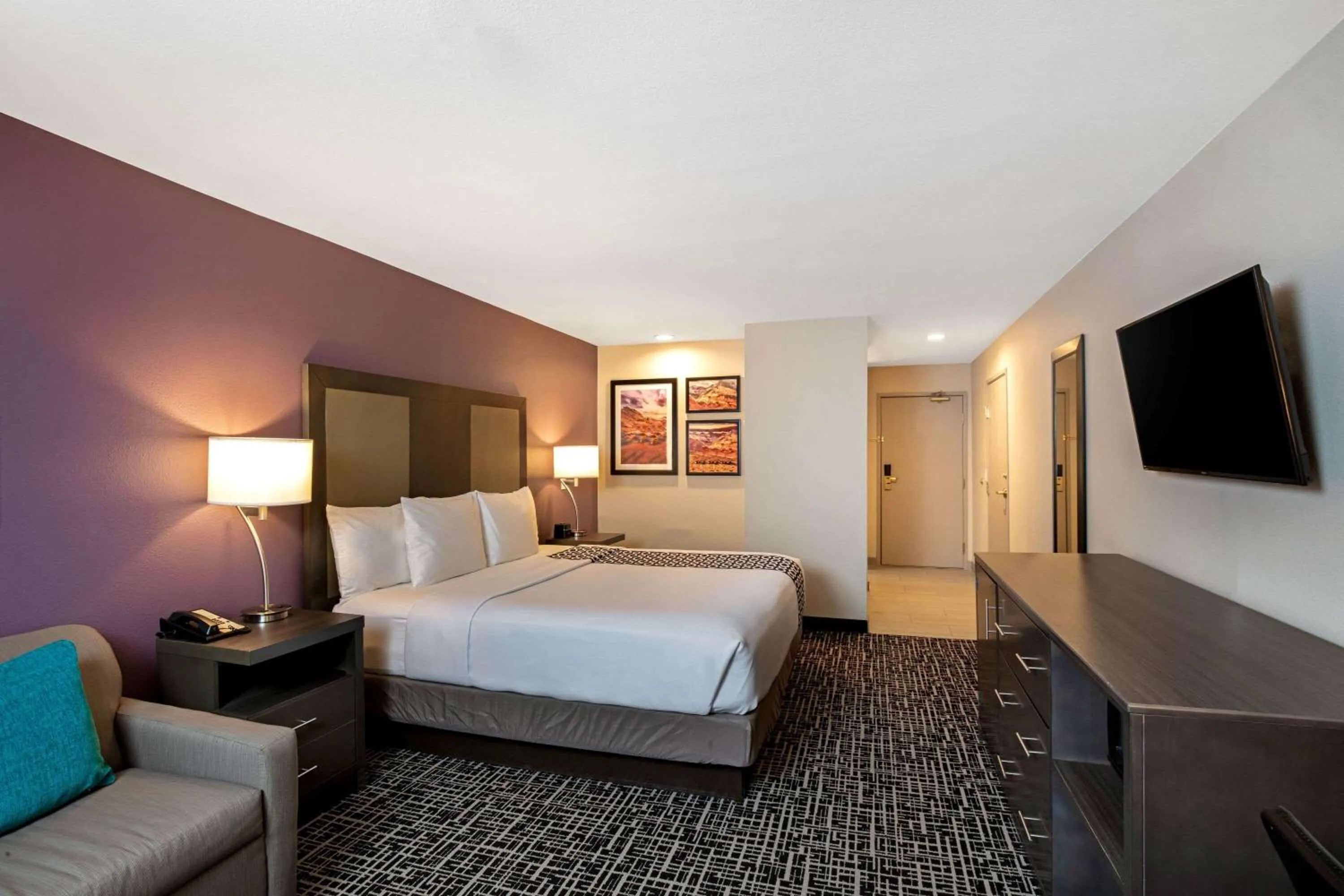 TV and multimedia, Bed in La Quinta Inn & Suites by Wyndham Las Vegas Nellis