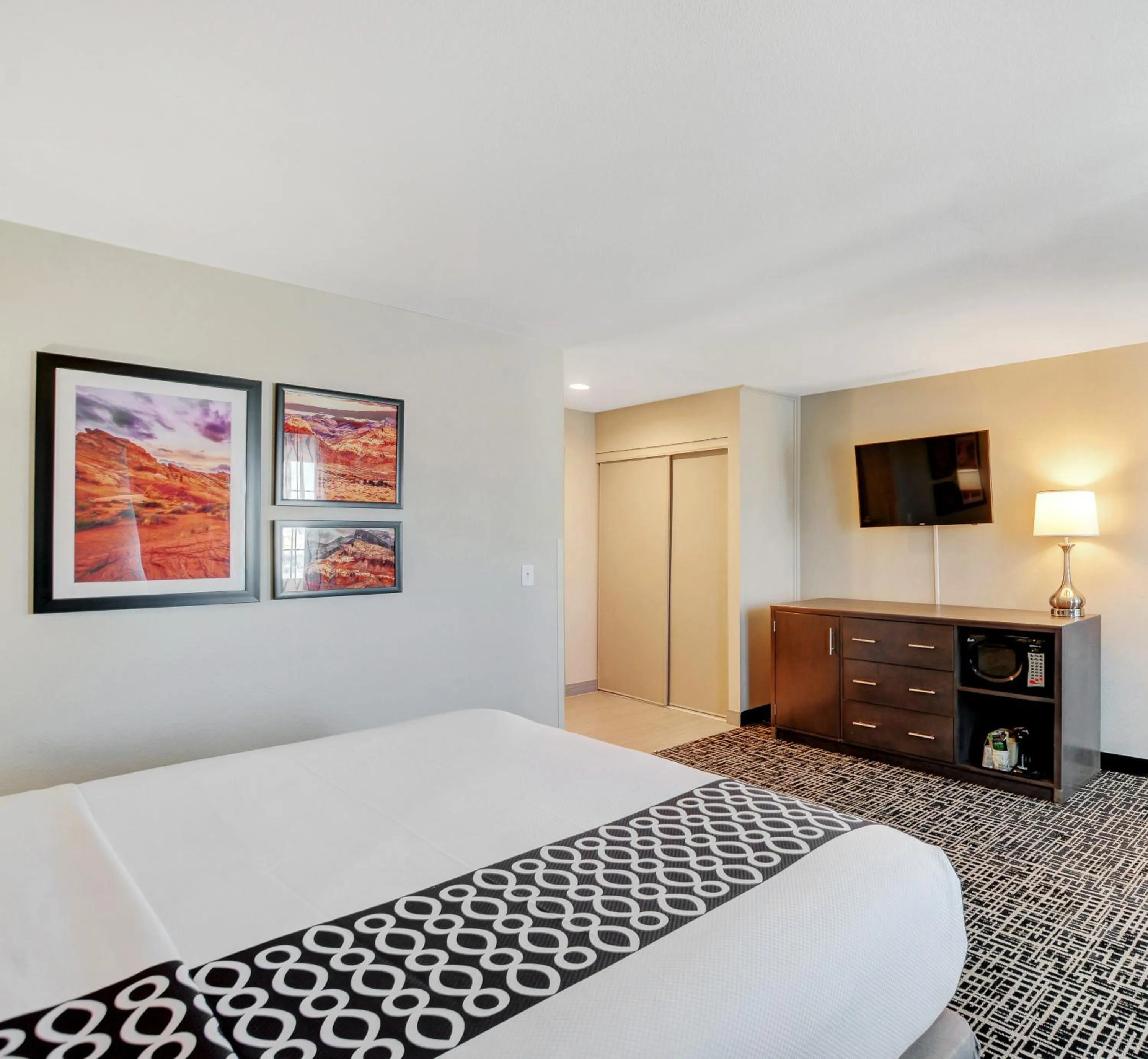 Photo of the whole room, Bed in La Quinta Inn & Suites by Wyndham Las Vegas Nellis
