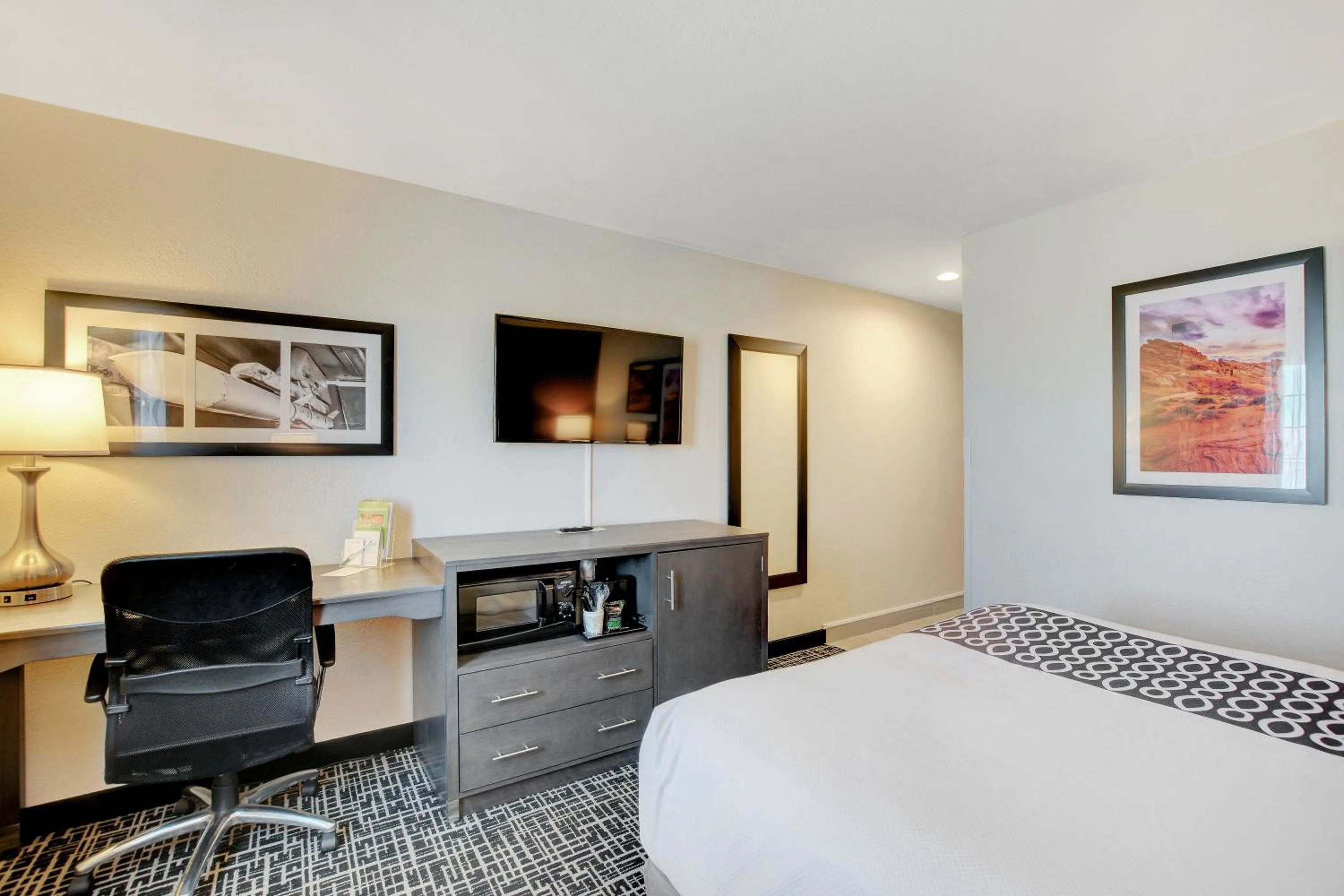 TV and multimedia, Bed in La Quinta Inn & Suites by Wyndham Las Vegas Nellis