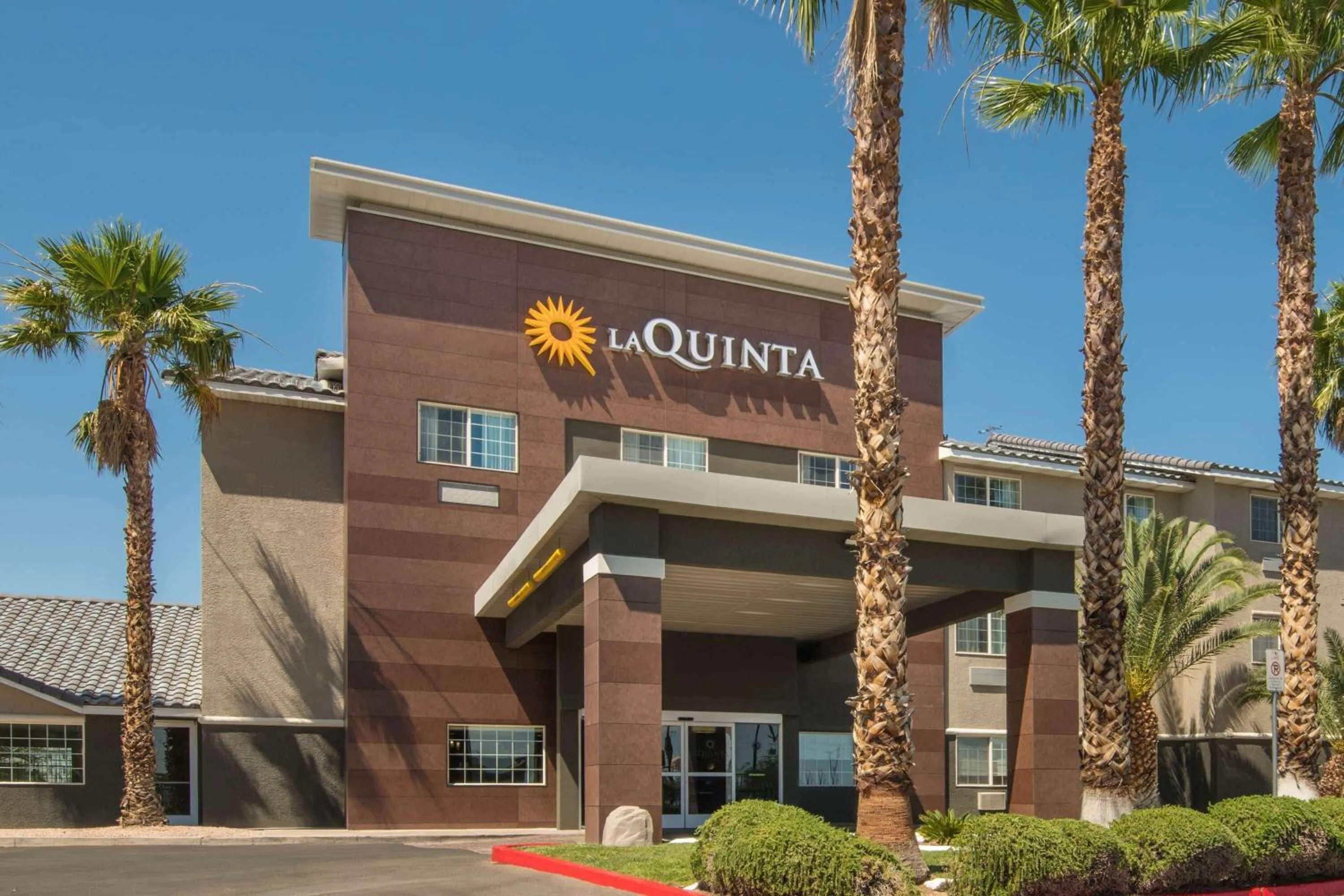 Property building in La Quinta Inn & Suites by Wyndham Las Vegas Nellis