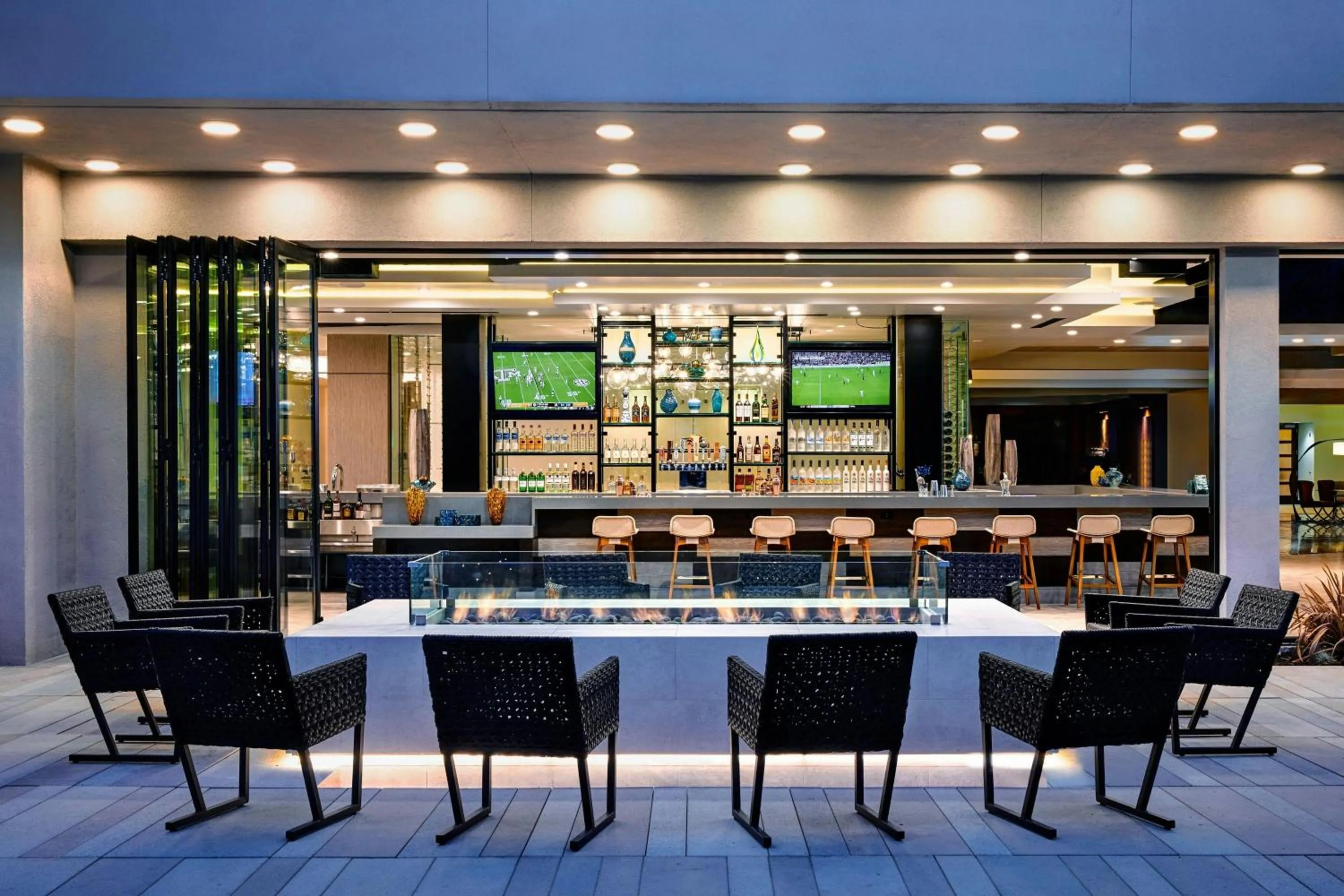 Lounge or bar in Torrance Marriott Redondo Beach