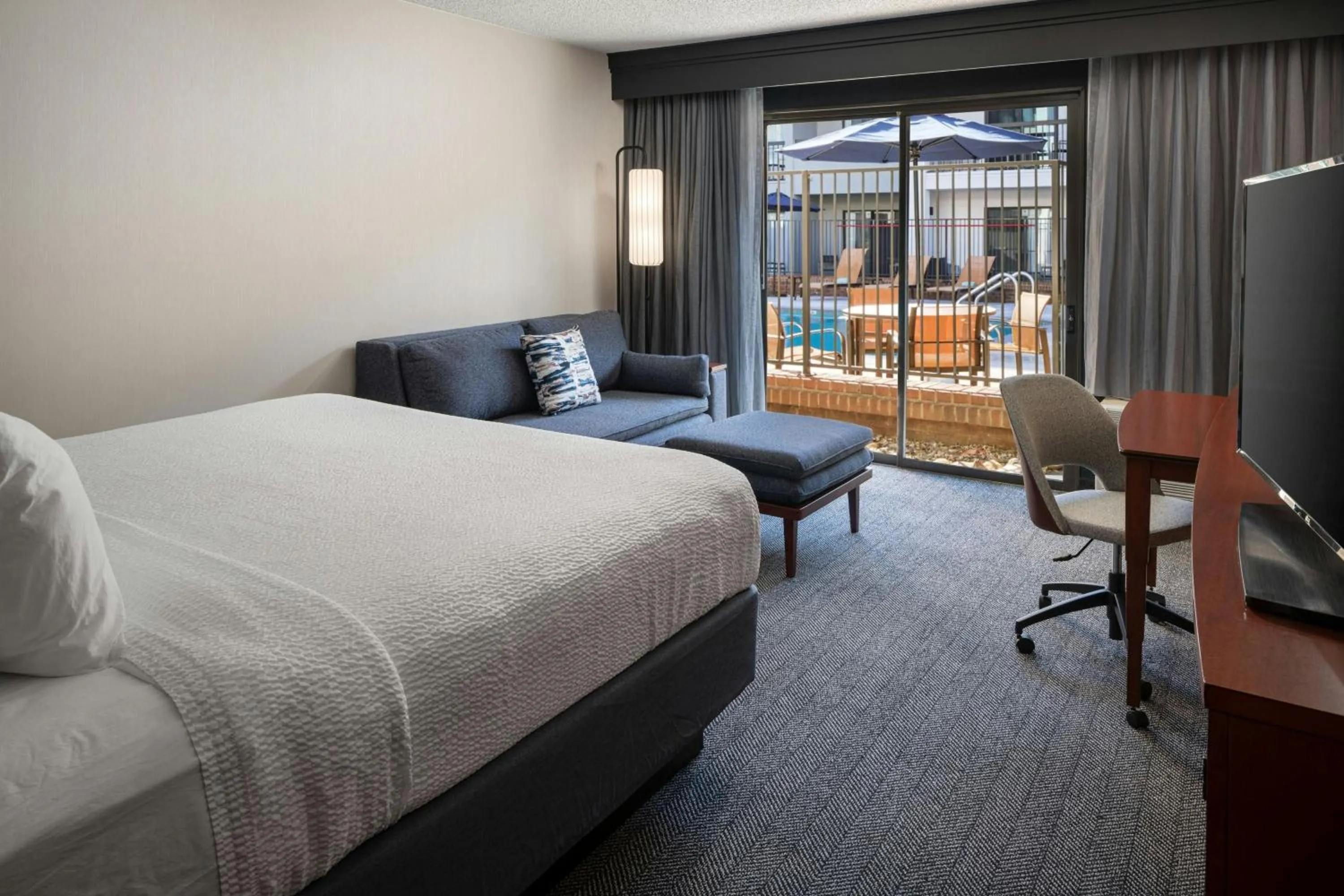 Photo of the whole room, Bed in Courtyard Los Angeles Torrance/Palos Verdes