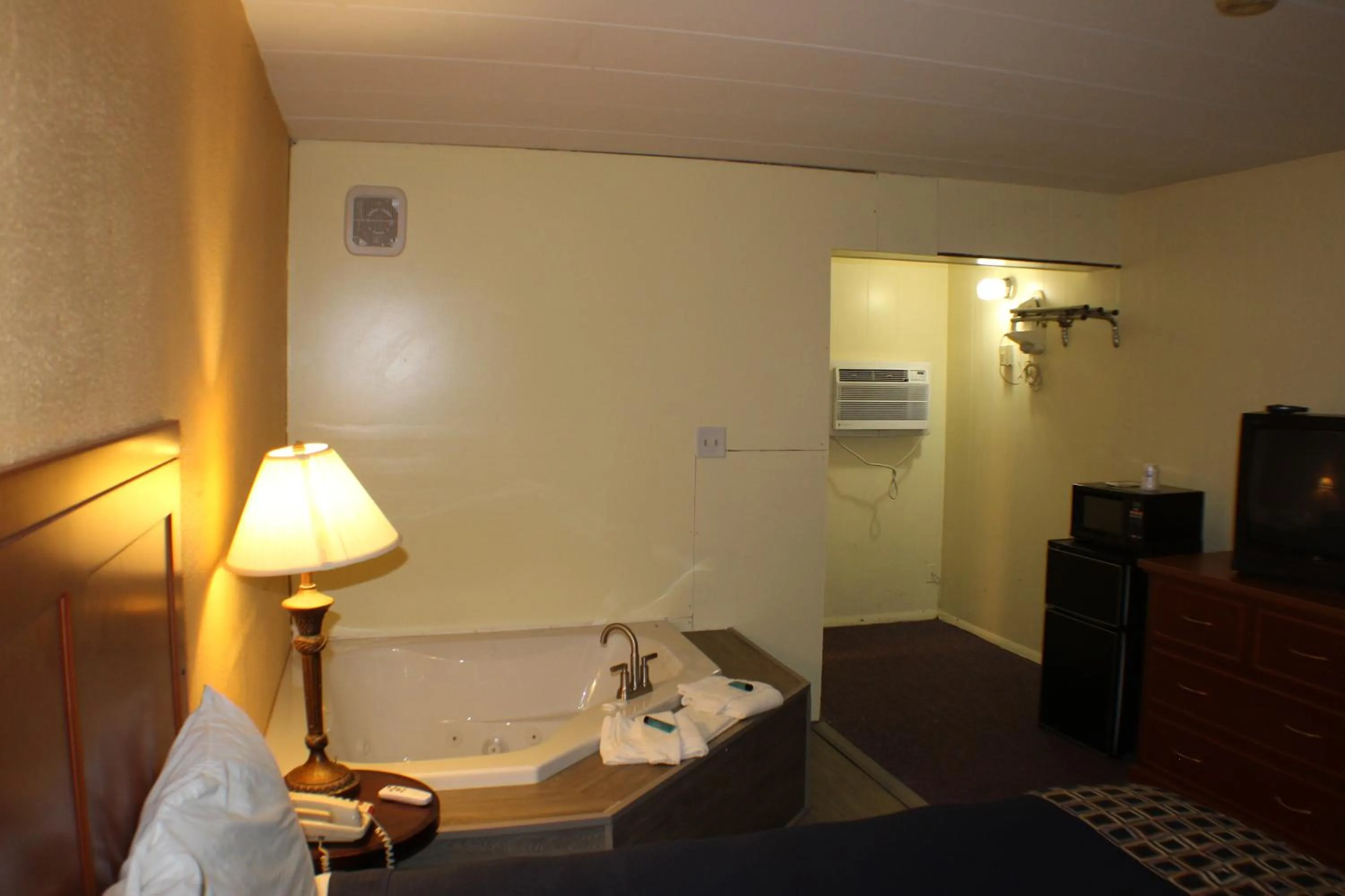 Bed in Americas Best Value Inn Geneva