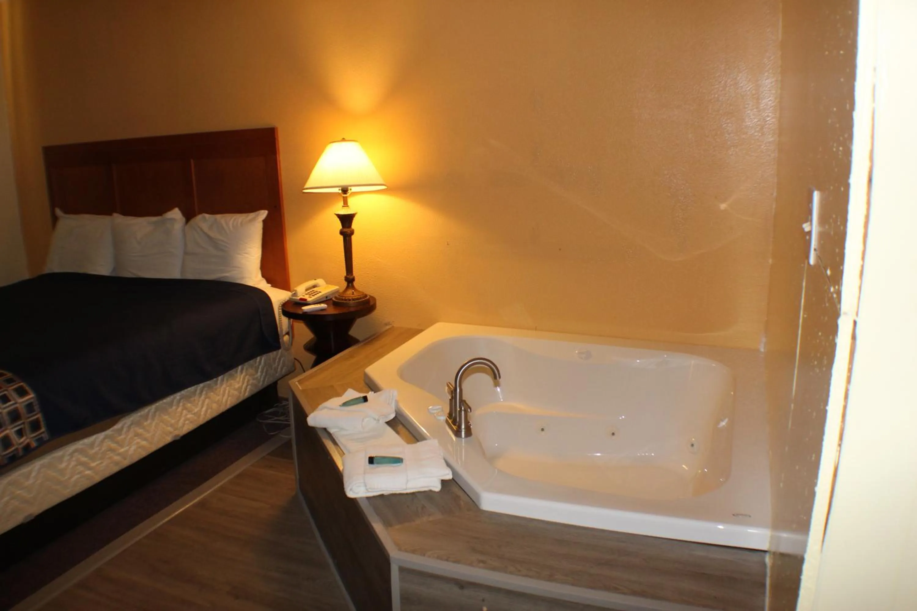 Bedroom, Bed in Americas Best Value Inn Geneva