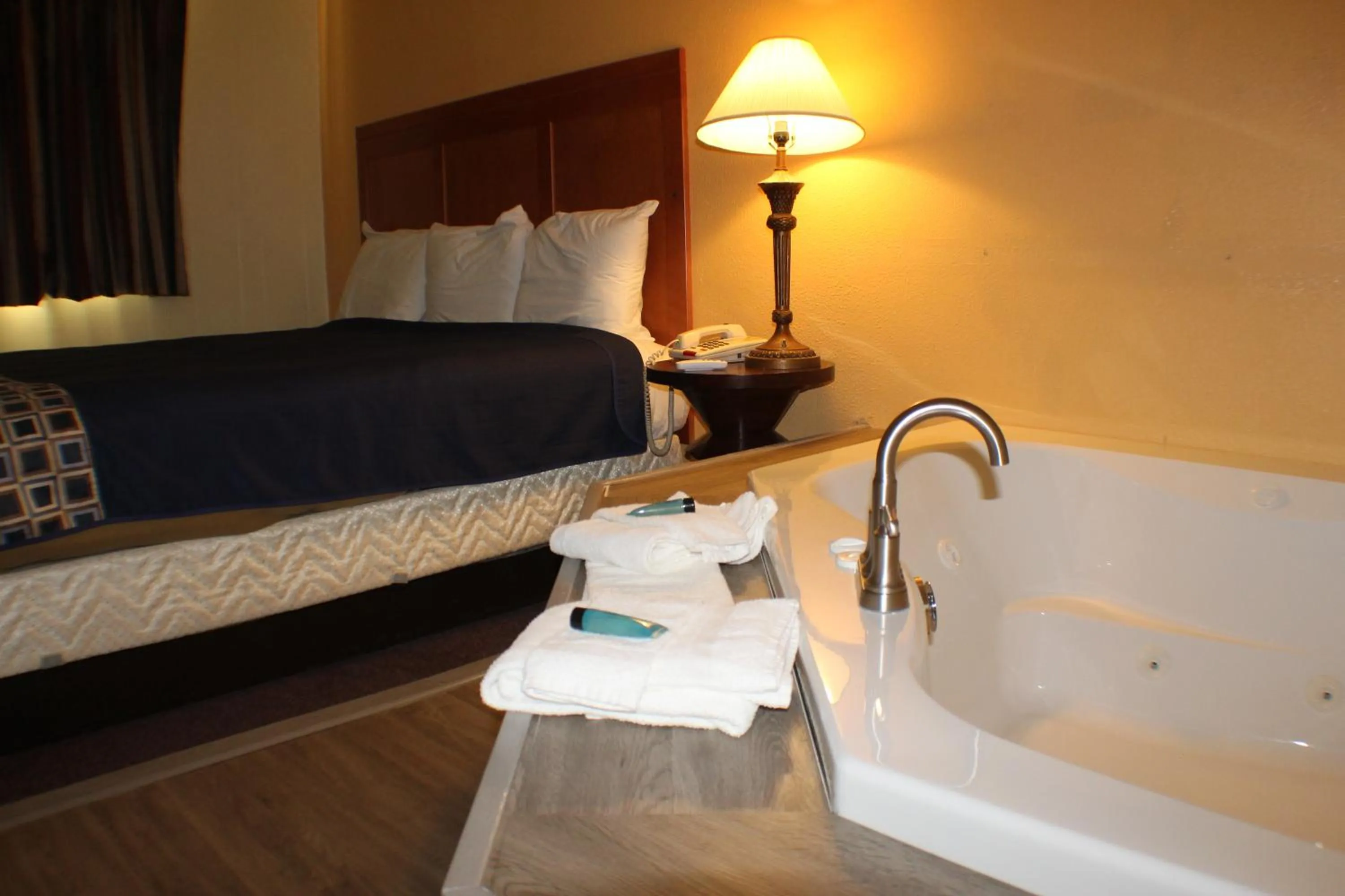 Bedroom, Bed in Americas Best Value Inn Geneva