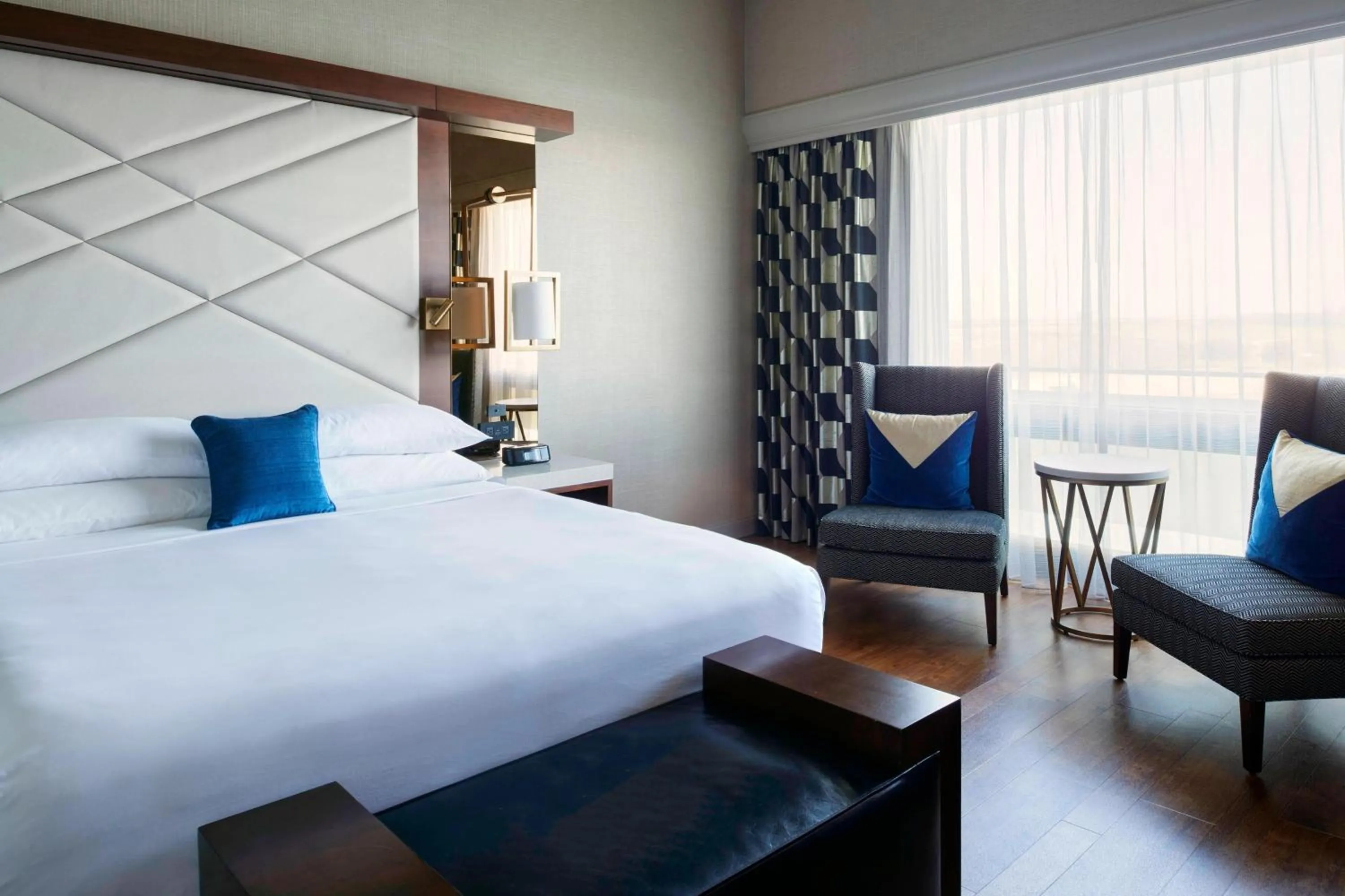 Photo of the whole room, Bed in Kansas City Airport Marriott