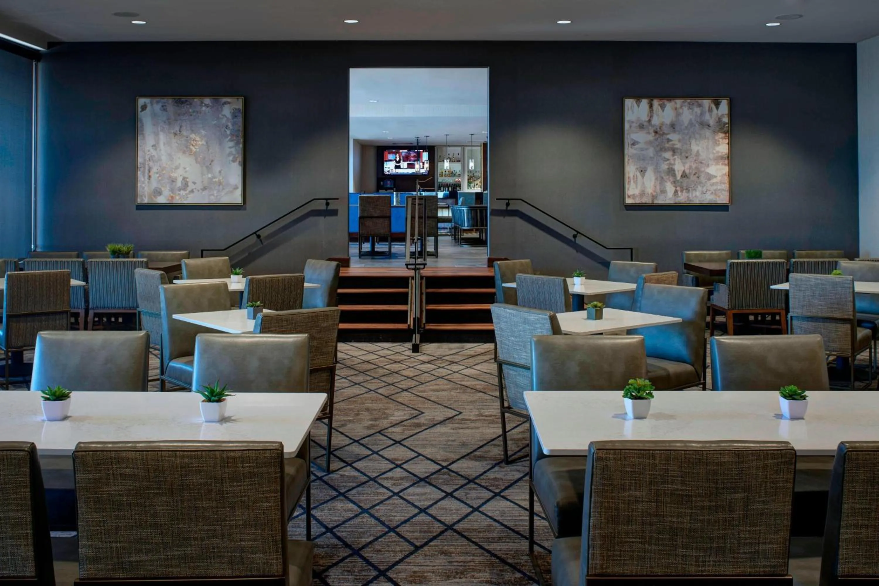 Restaurant/places to eat in Kansas City Airport Marriott