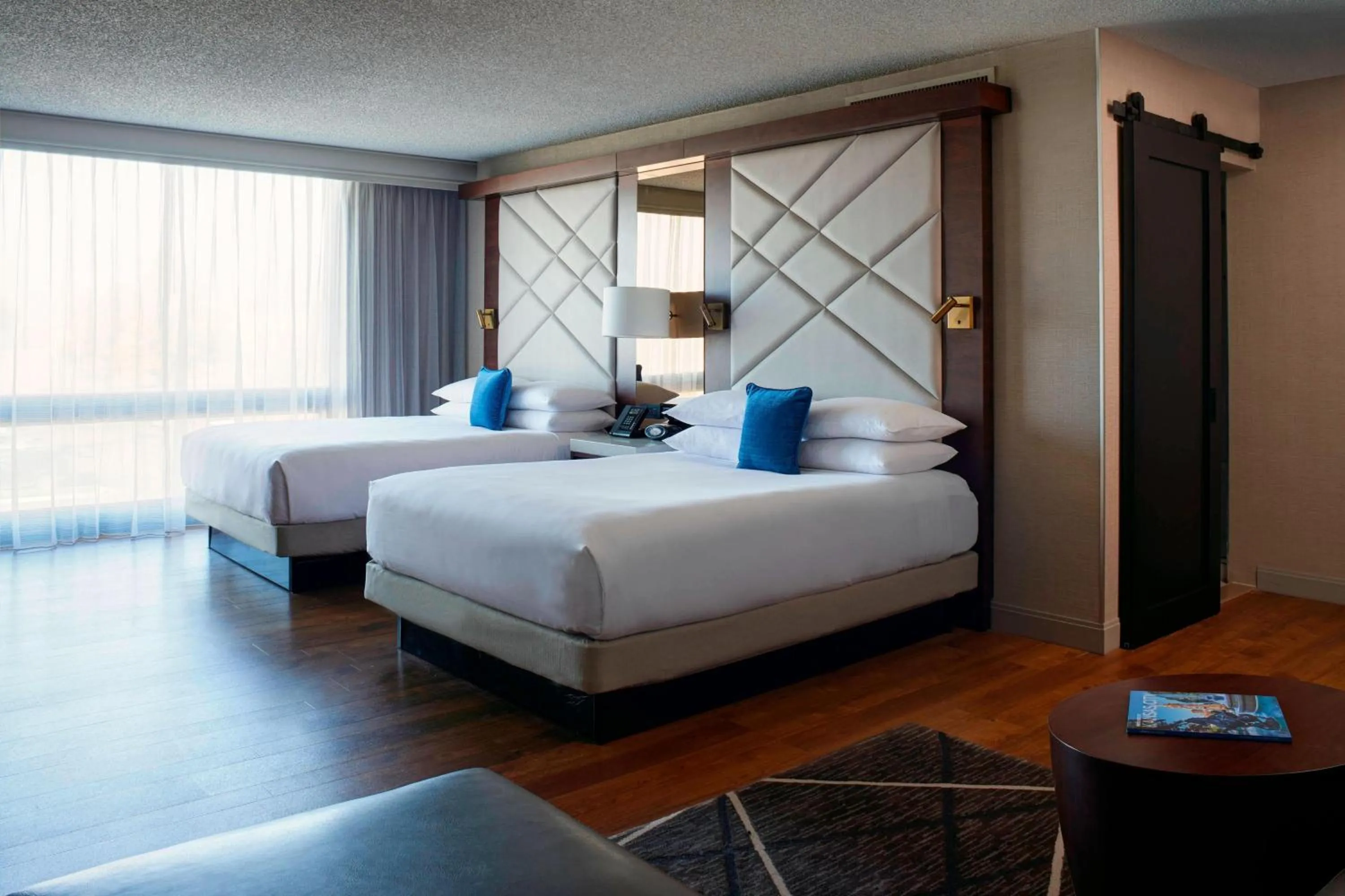 Photo of the whole room, Bed in Kansas City Airport Marriott