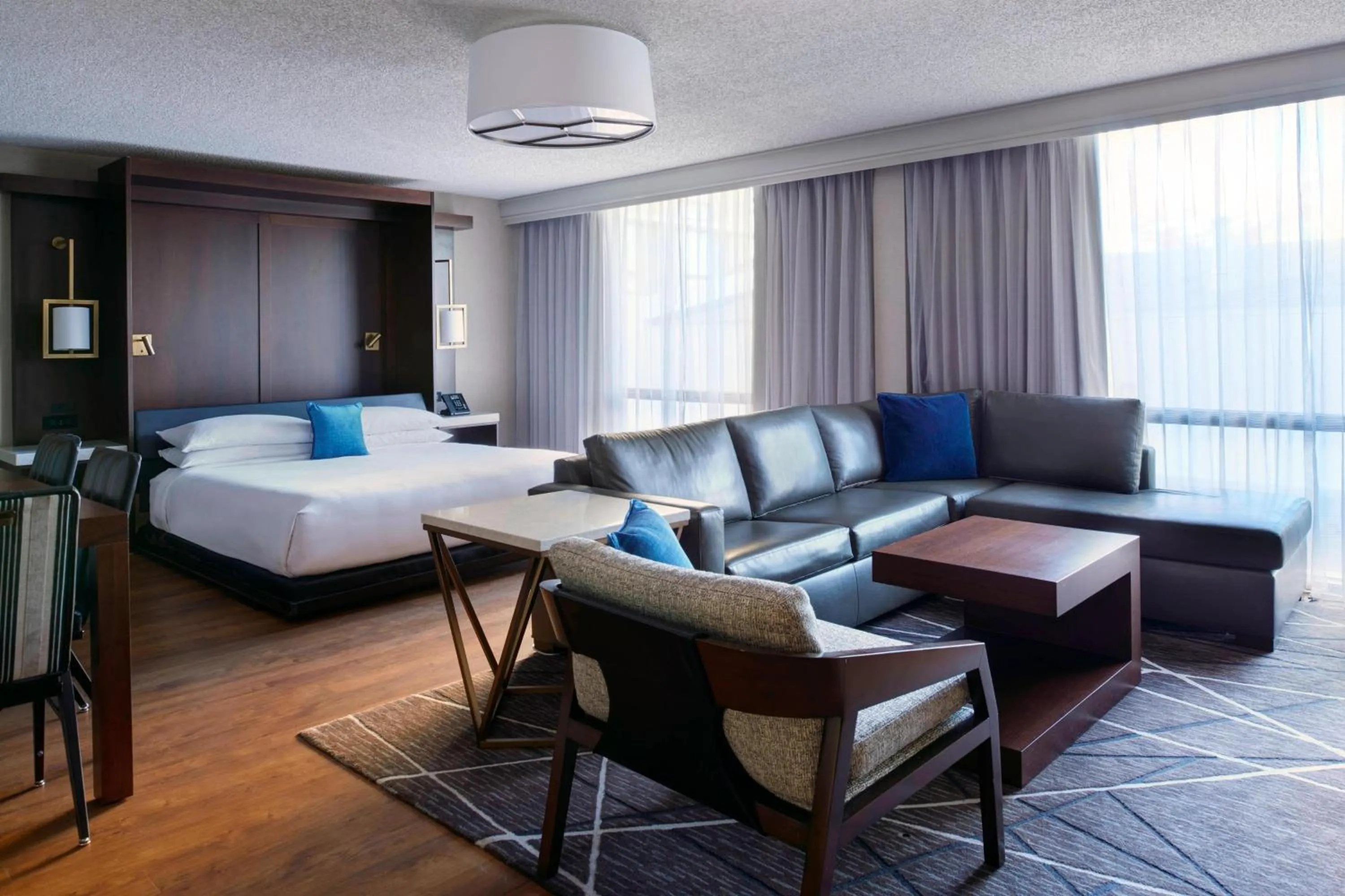 Photo of the whole room, Bed in Kansas City Airport Marriott