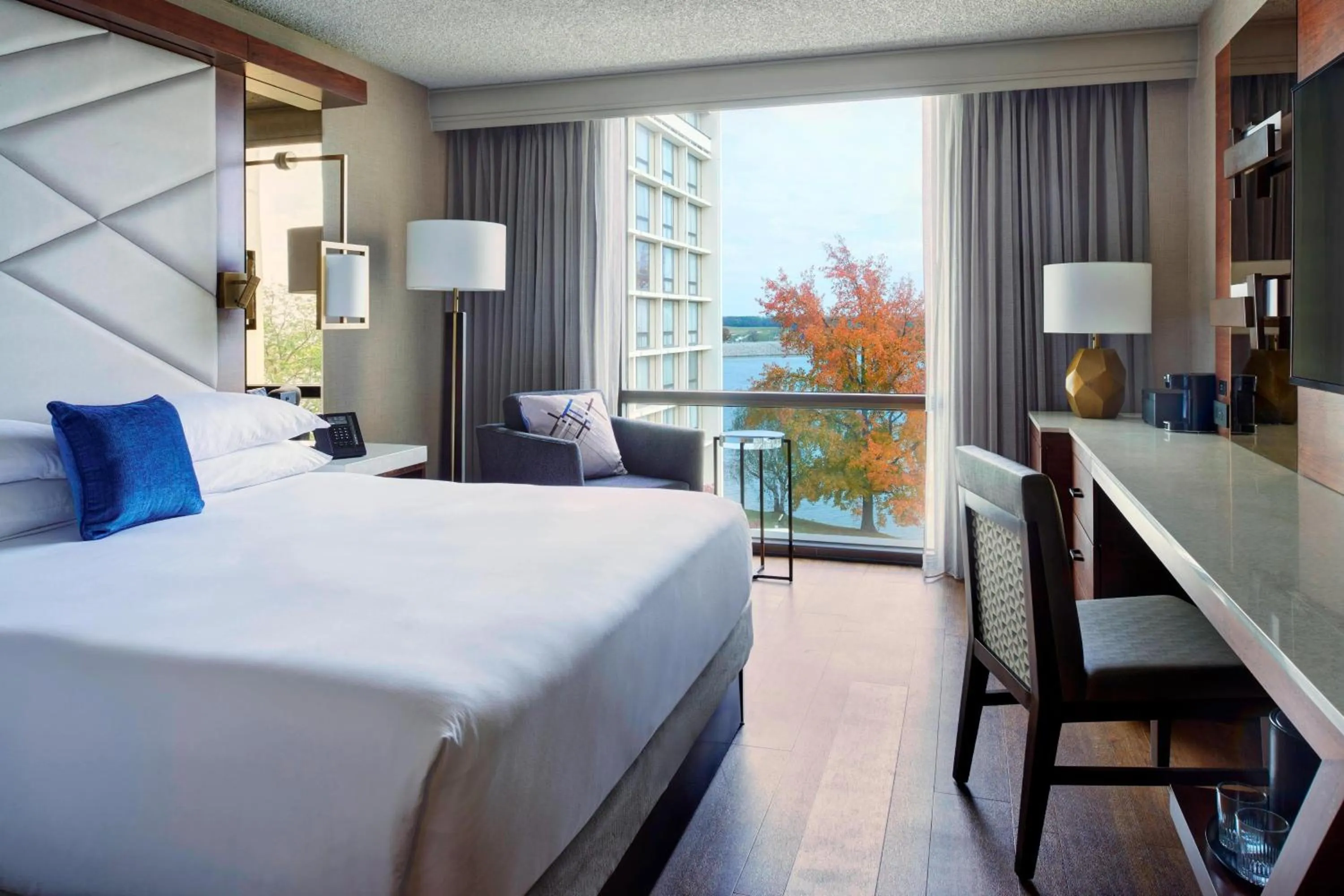 Photo of the whole room, Bed in Kansas City Airport Marriott
