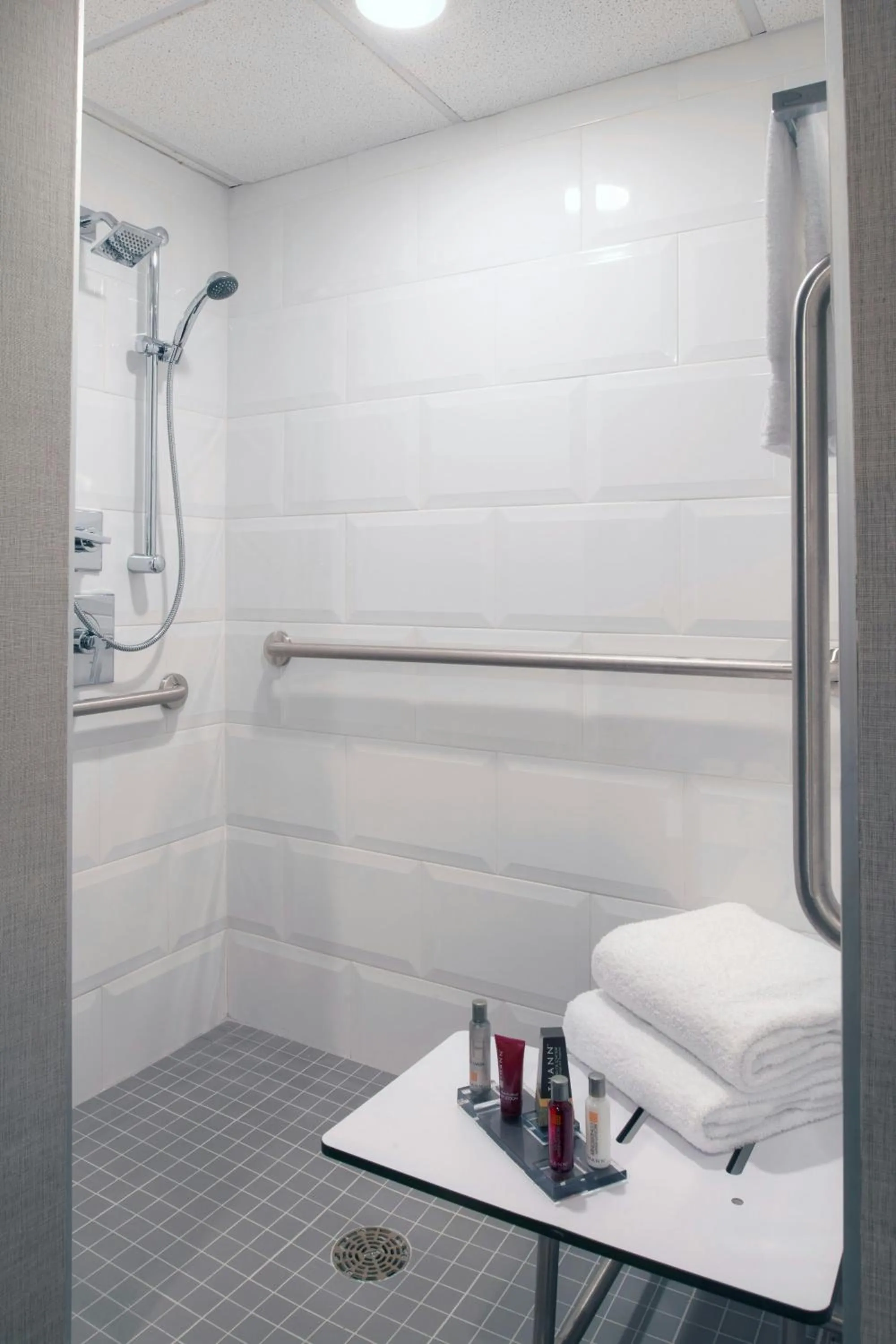 Bathroom in Kansas City Airport Marriott