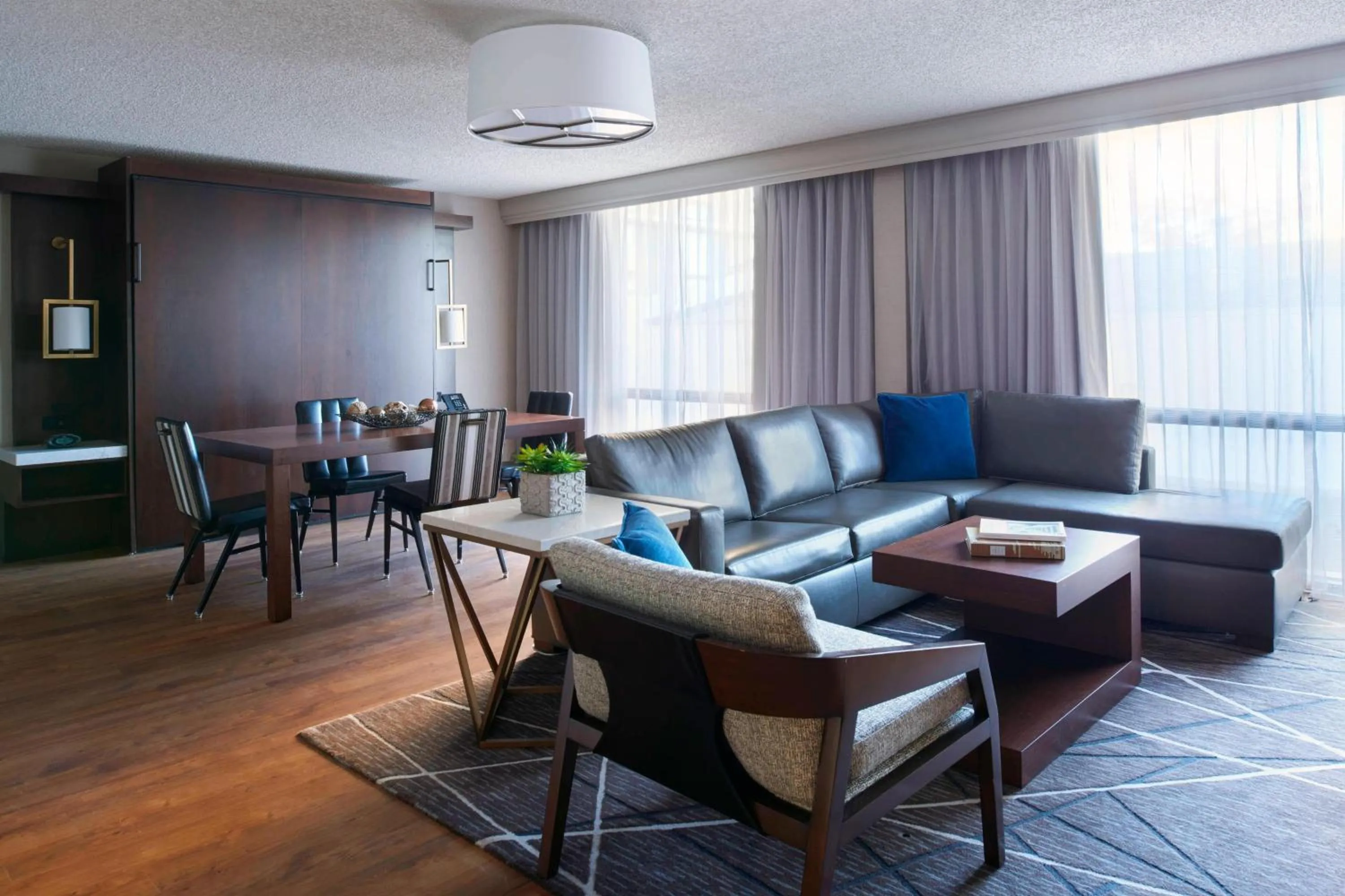 Photo of the whole room in Kansas City Airport Marriott