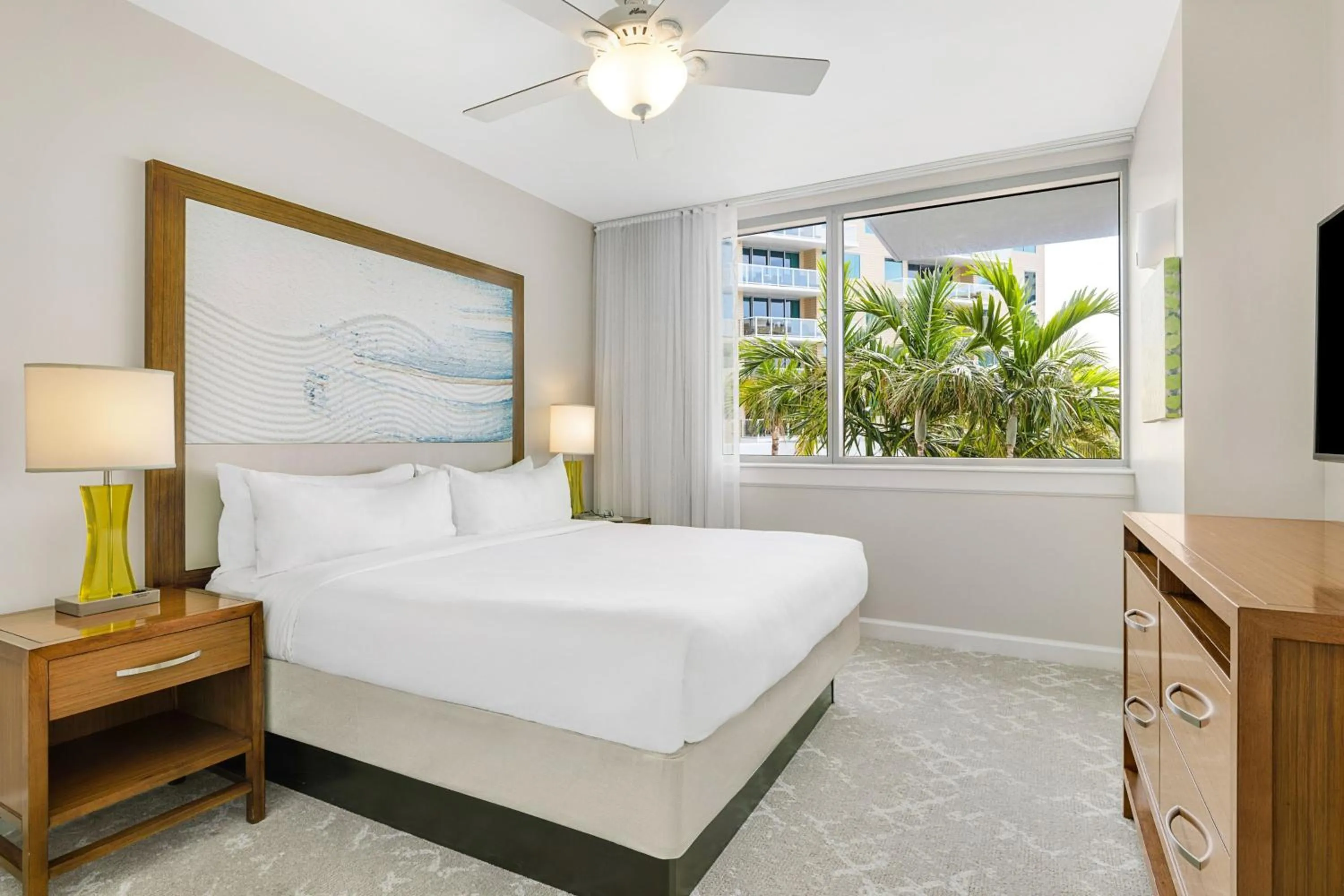 Bedroom, Bed in Marriott's Crystal Shores