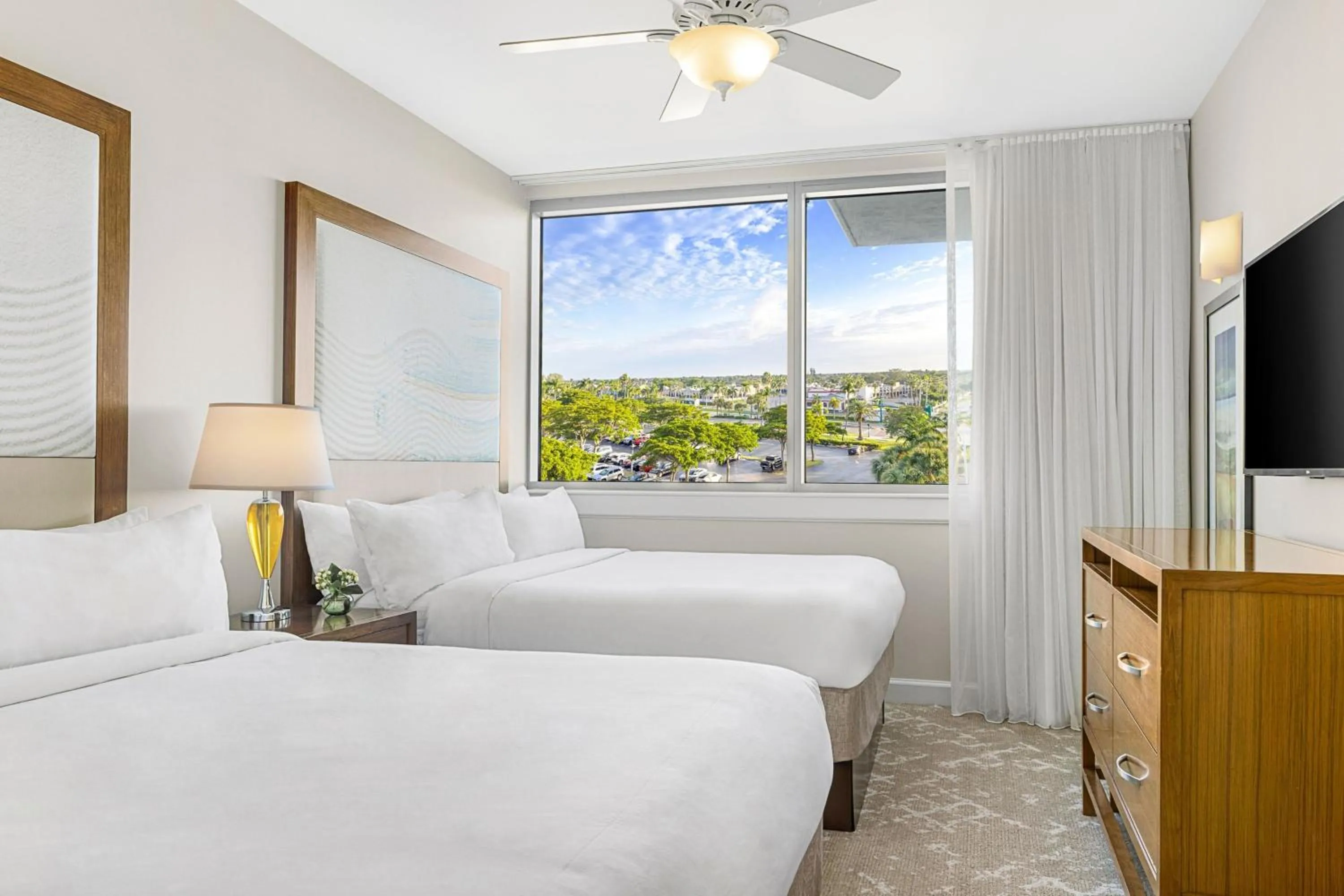 Bedroom, Bed in Marriott's Crystal Shores