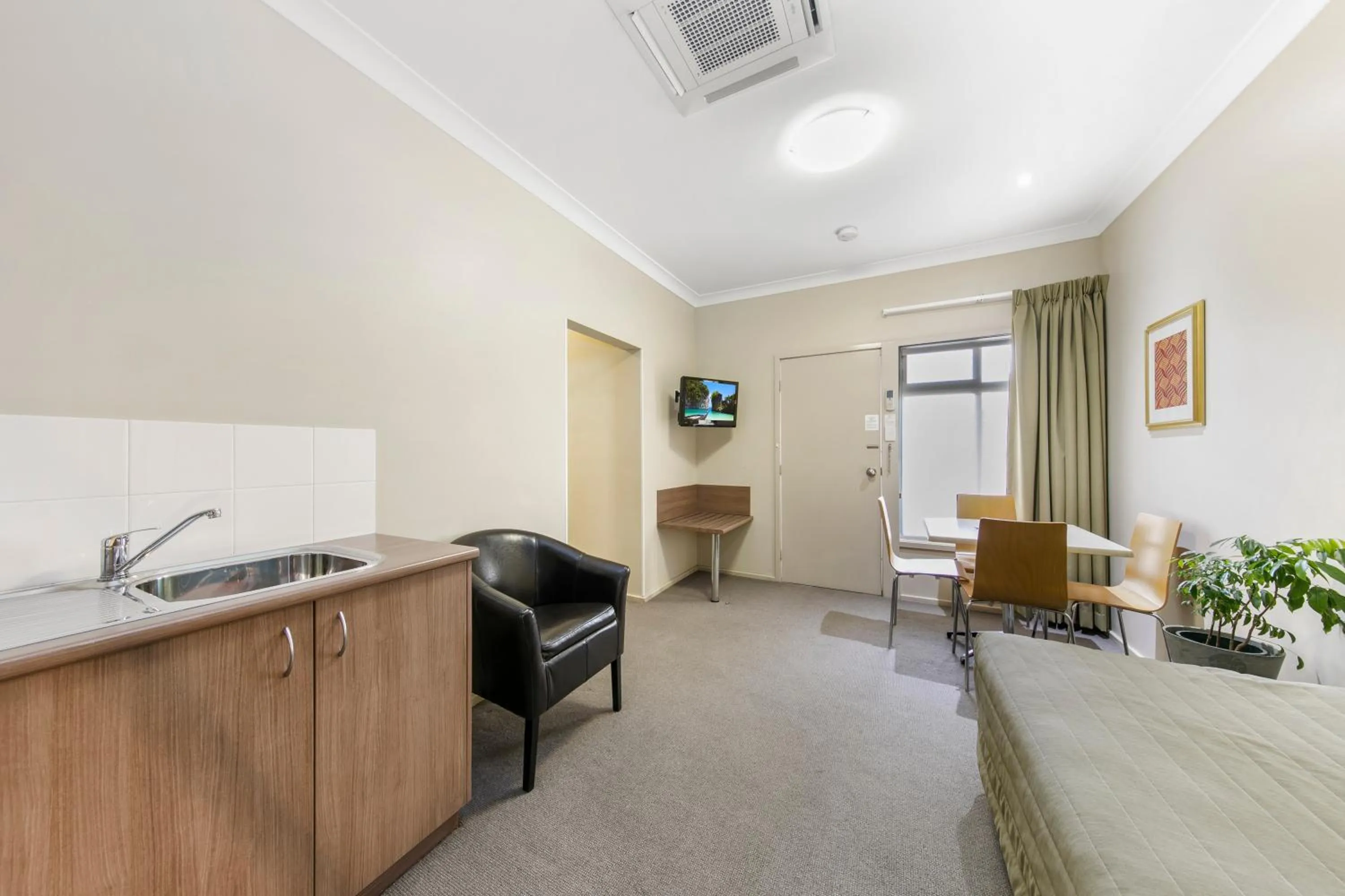 Kitchen or kitchenette in Cessnock Motel